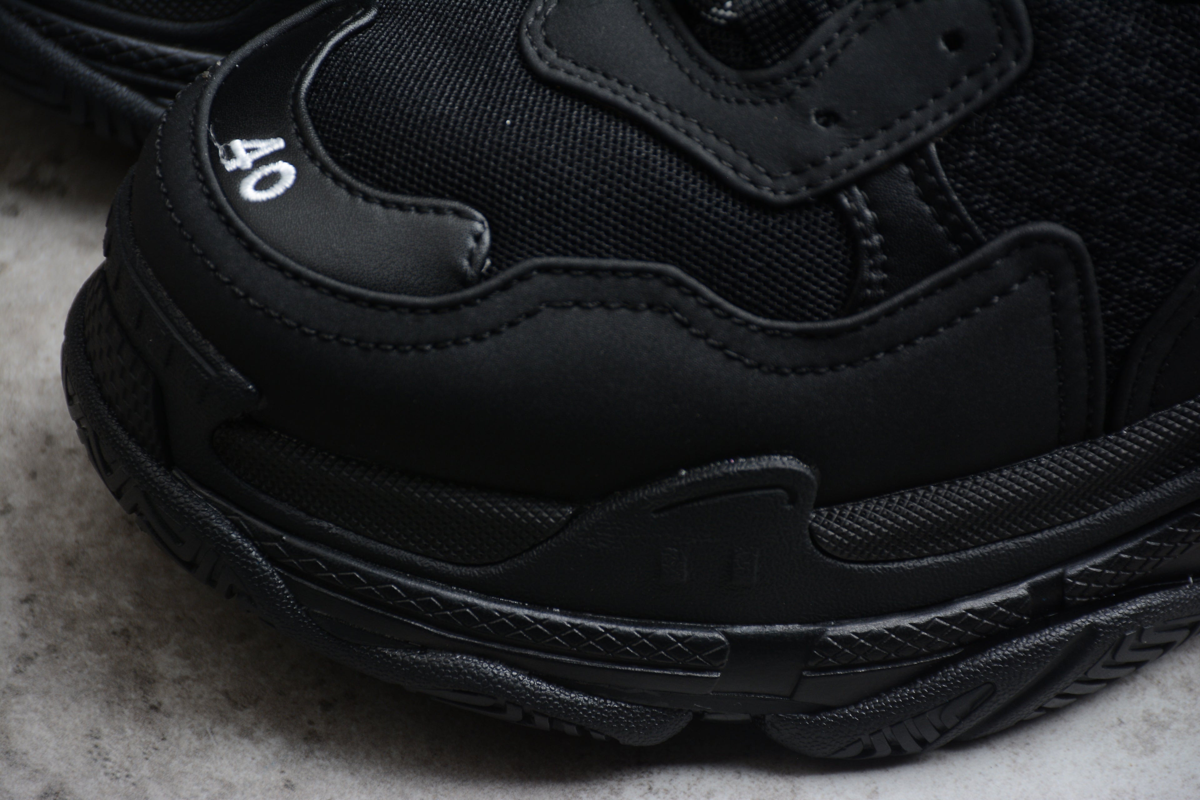 Balenciaga Triple S – Negro