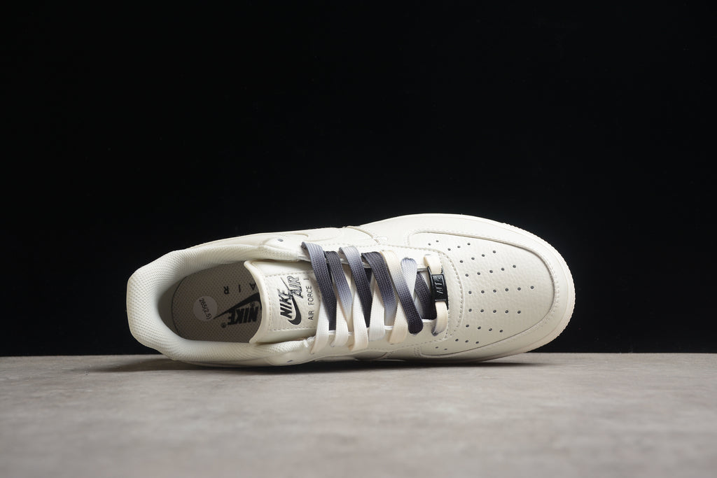 Nike Air Force 1 Low – Blanco / Negro