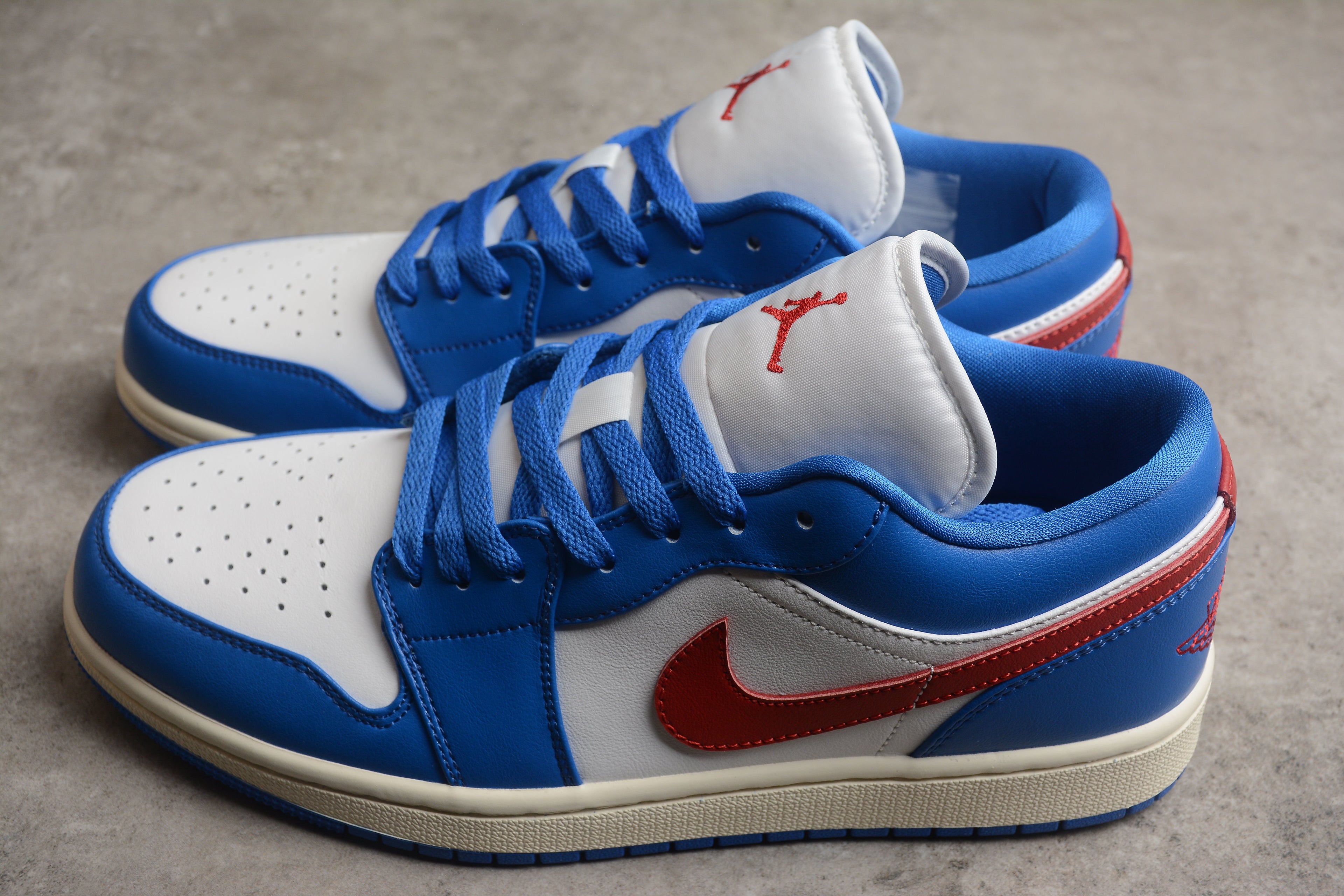 Jordan 1 Low – Azul / Blanco / Rojo