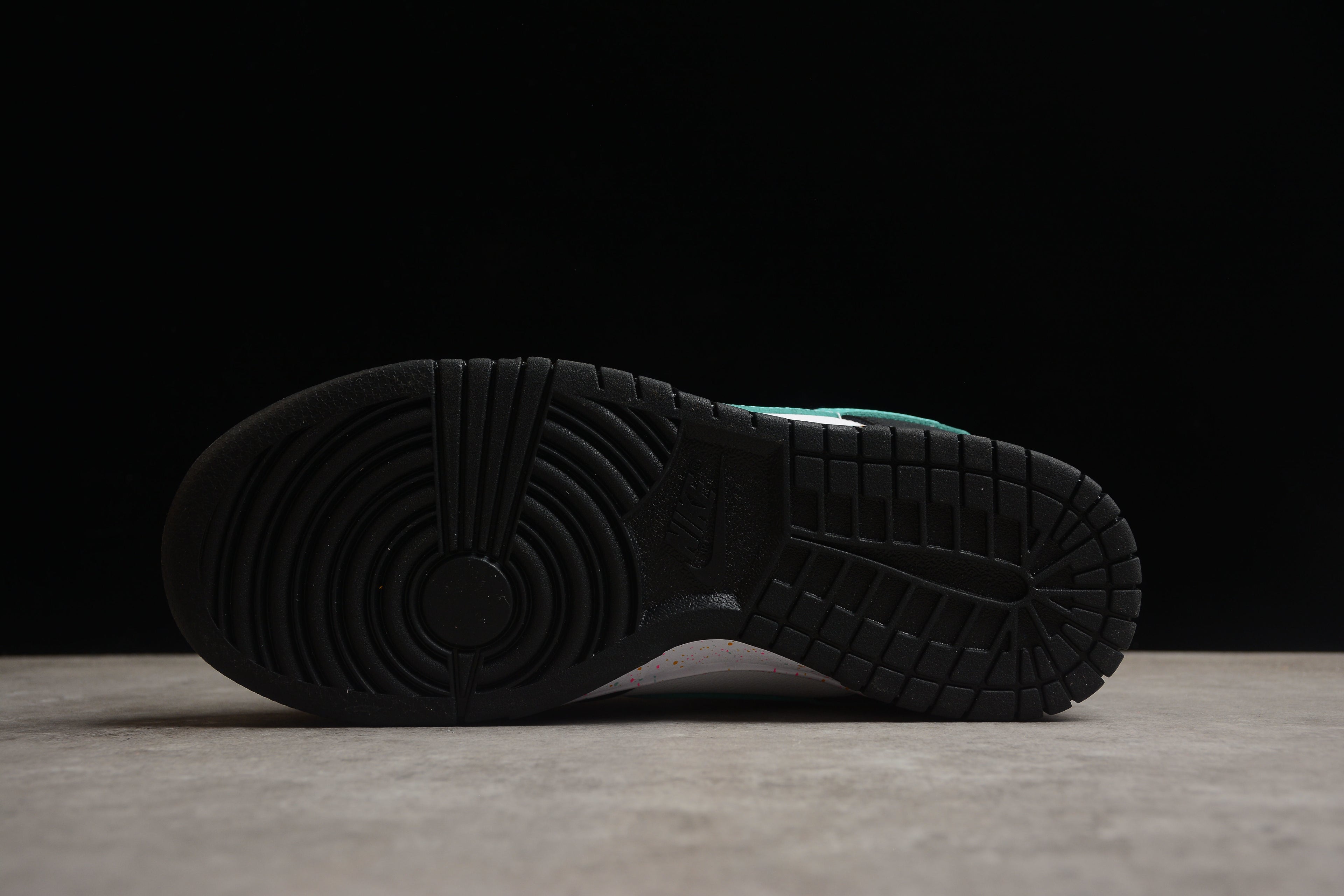 Dunk SB – Negro / Gris / Naranja / Verde