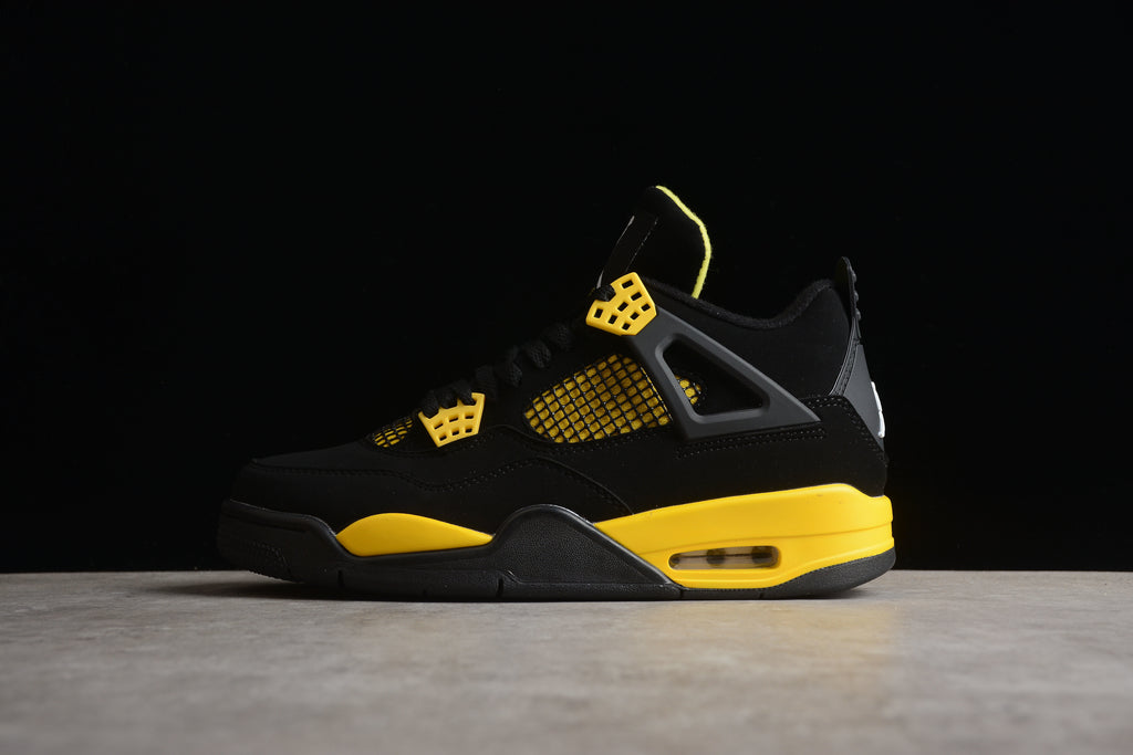 Air Jordan 4 – Negro / Amarillo