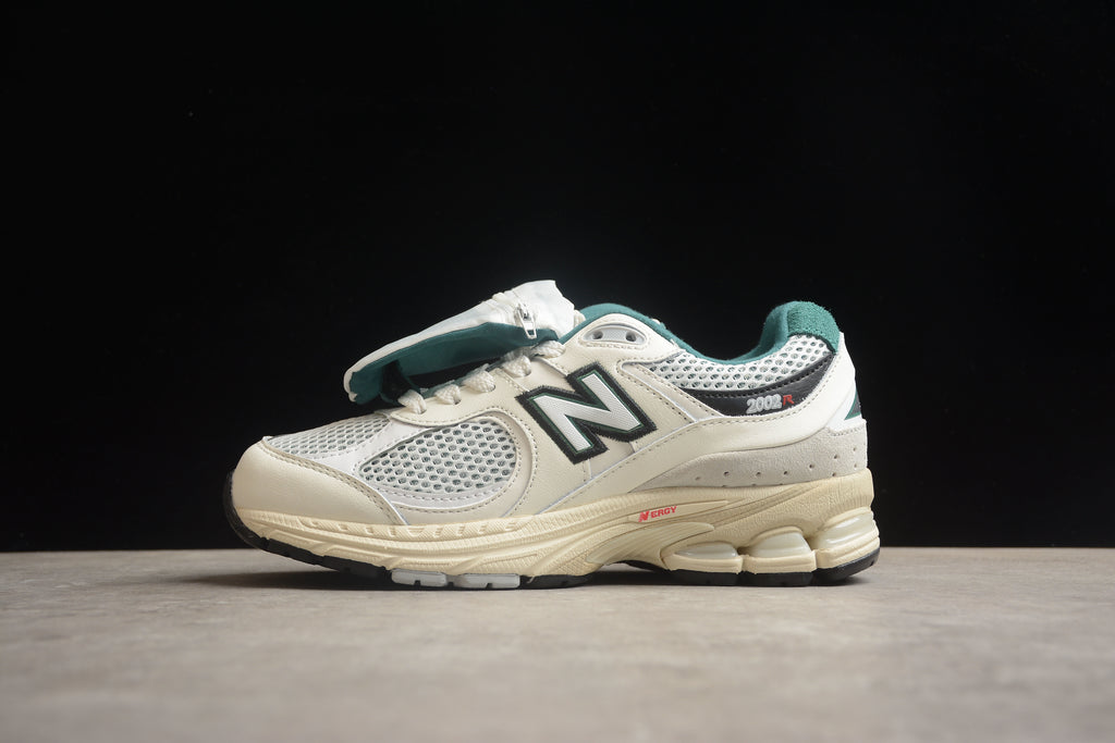 New Balance 2002R – Beige / Negro