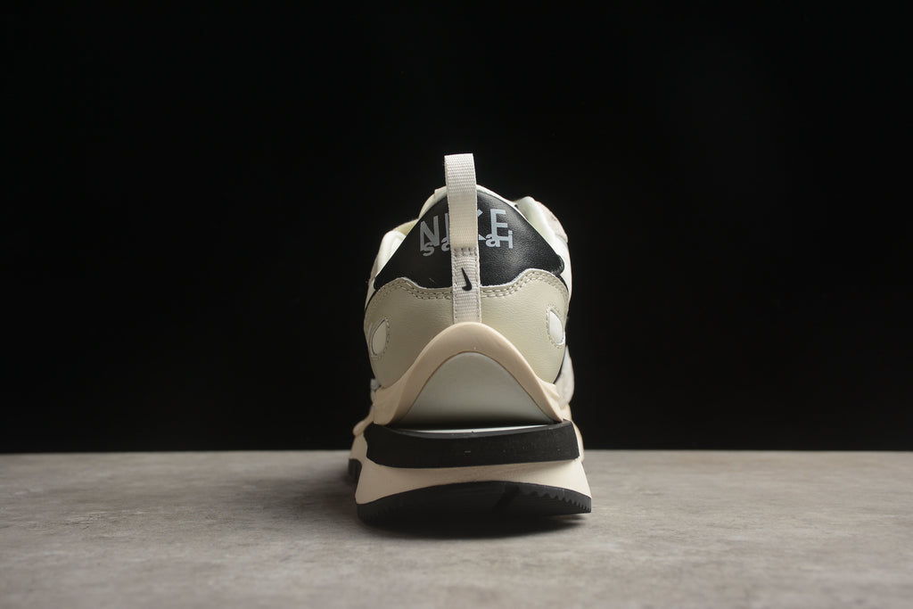 Sacai x VaporWaffle – Blanco / Negro