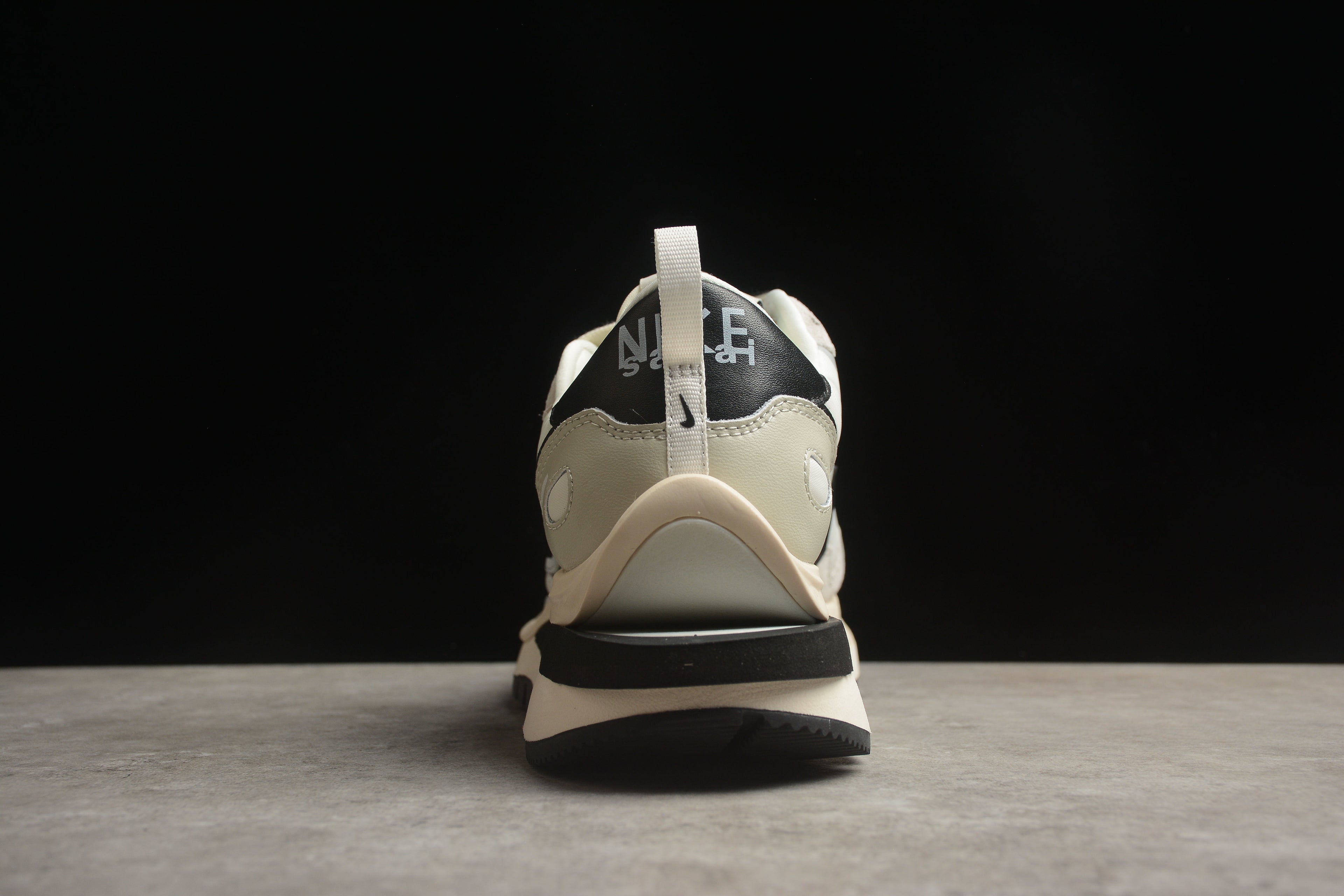 Sacai x VaporWaffle – Blanco / Negro