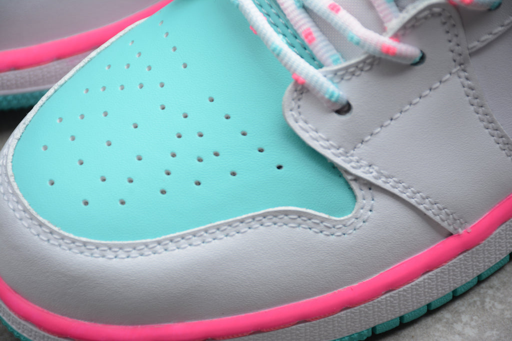 Air Jordan 1 Mid – Blanco / Rosa / Turquesa