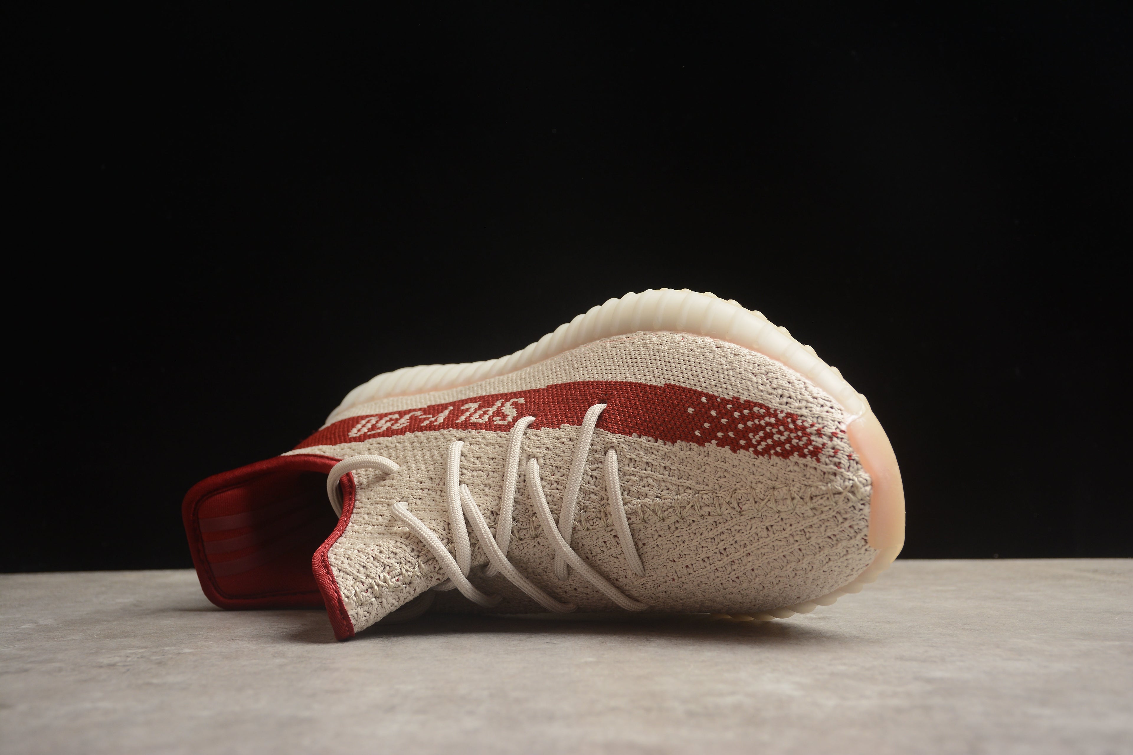 Adidas Yeezy 350 – Beige / Rojo