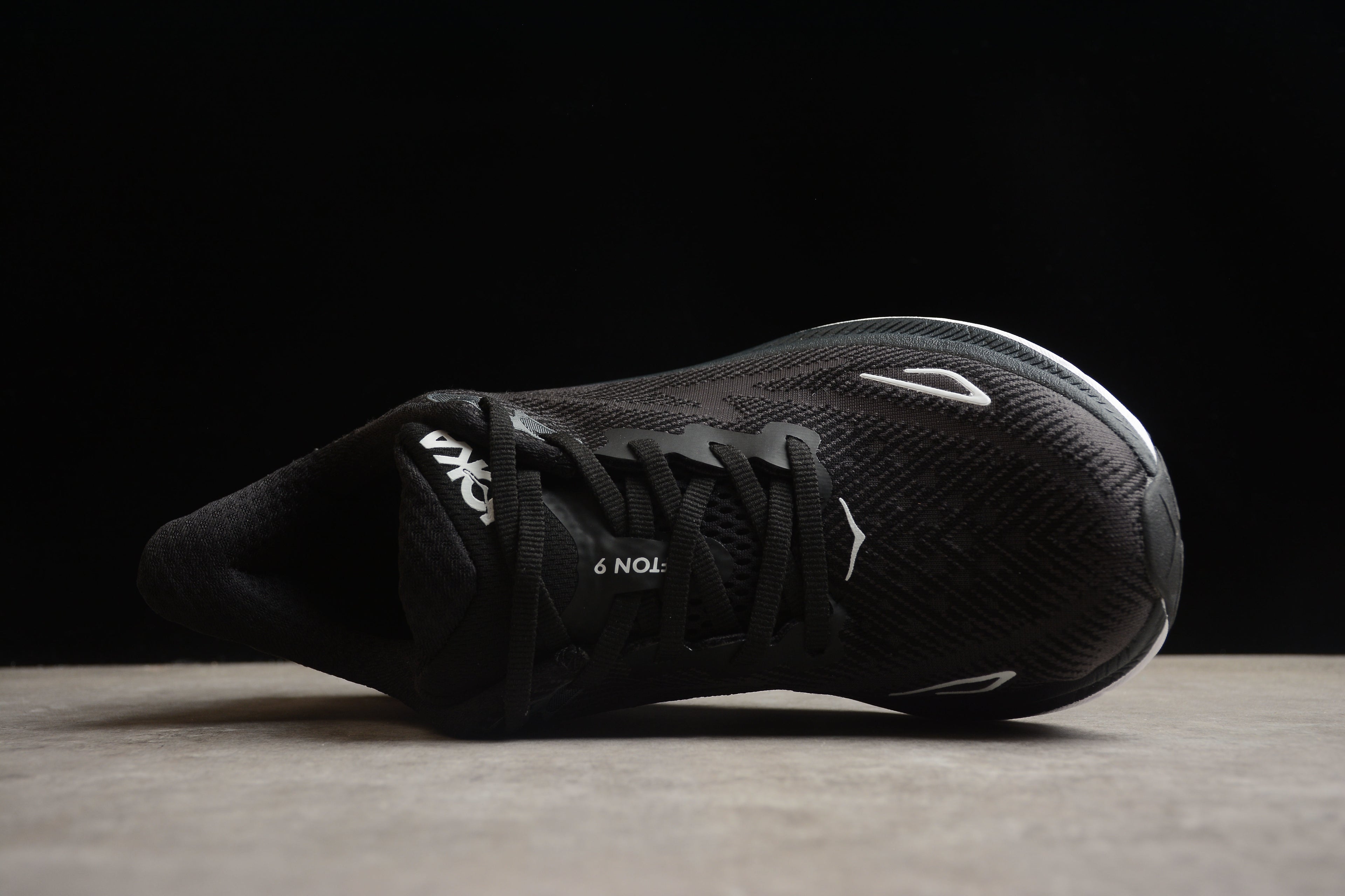 Hoka Clifton 9 – Negro / Blanco