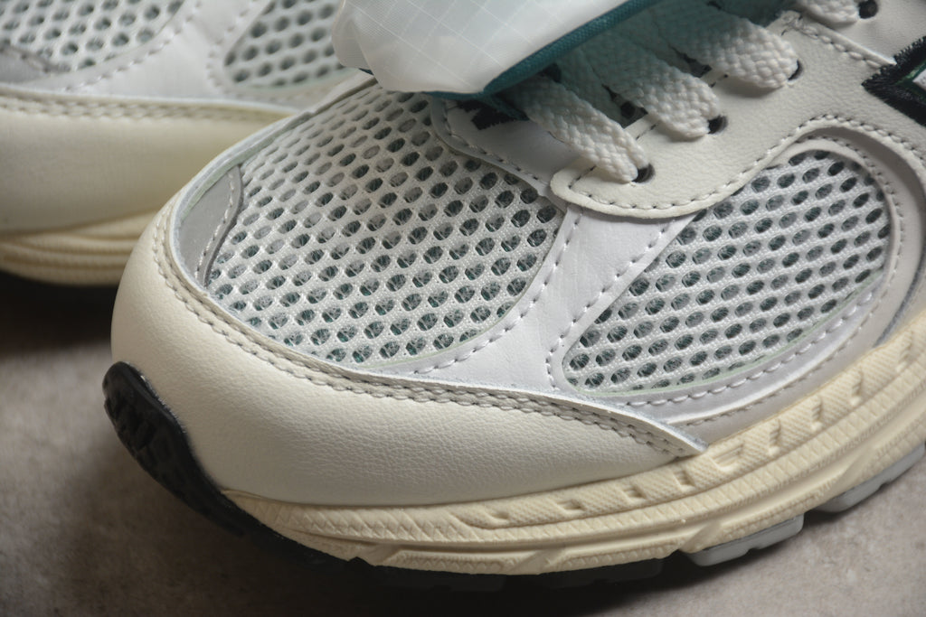 New Balance 2002R – Beige / Negro