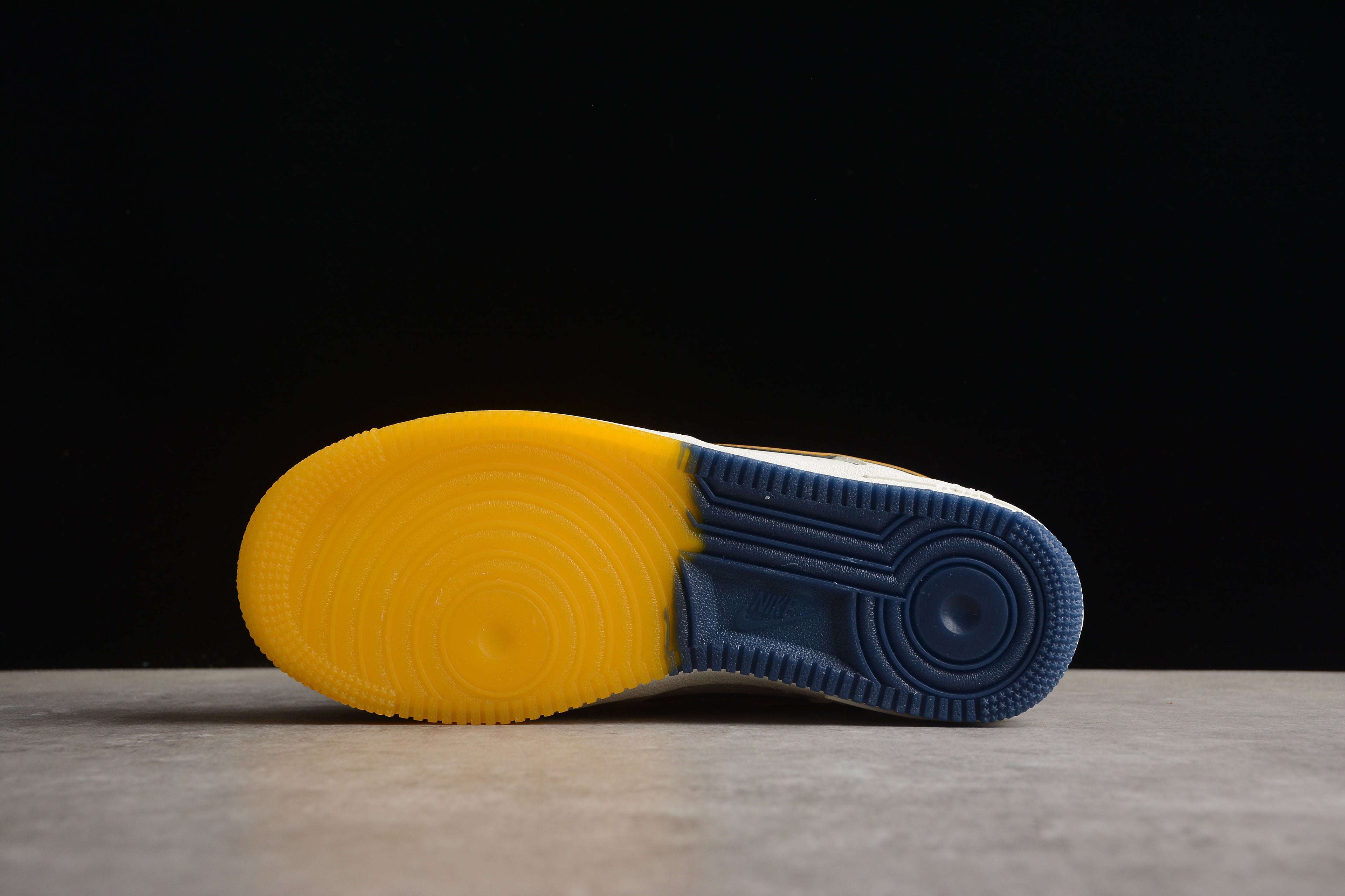 Nike Air Force 1 Low – Blanco / Amarillo / Azul