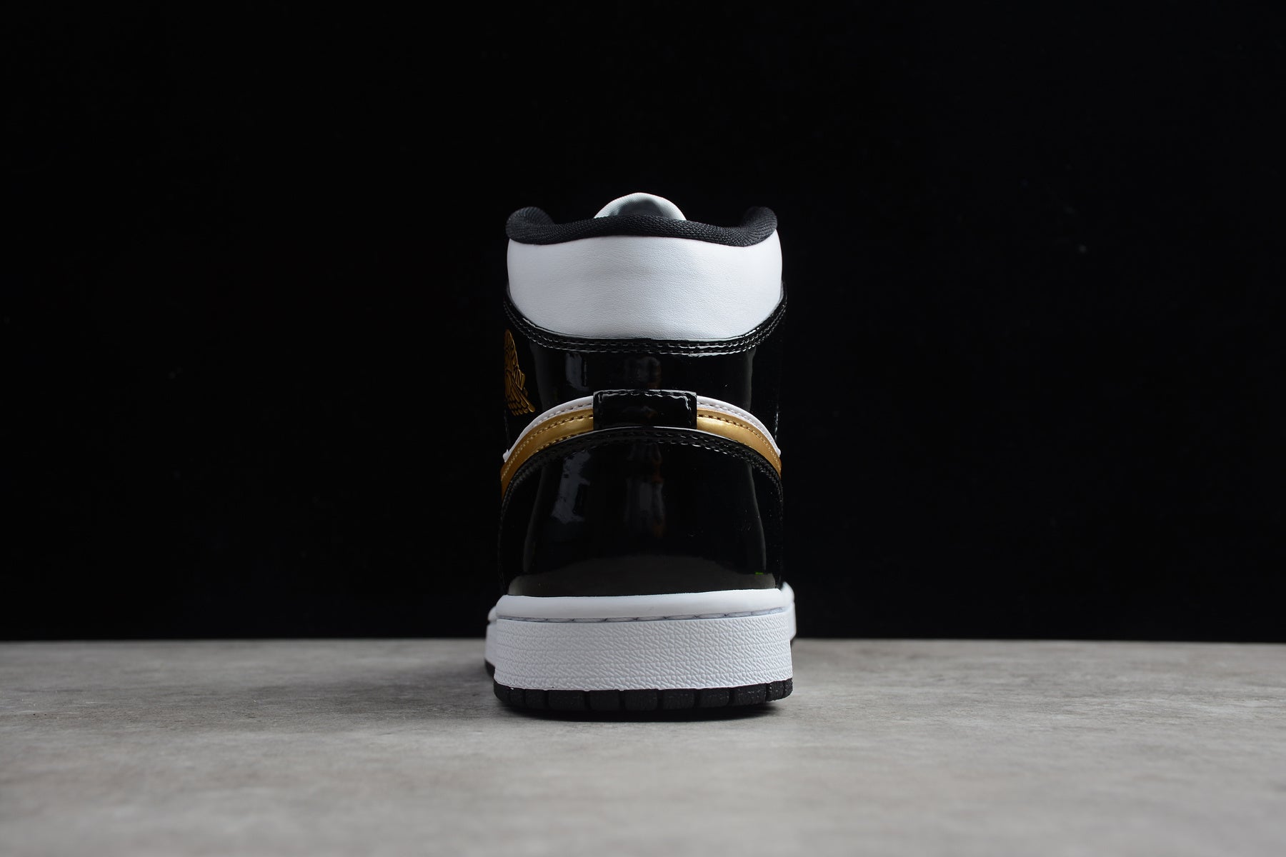 Air Jordan 1 Mid – Negro / Dorado