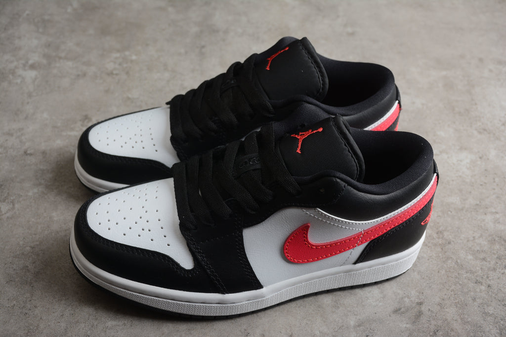Jordan 1 Low – Negro / Blanco / Rosa