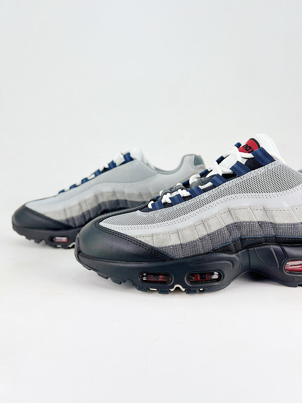Air Max 95 – Negro / Gris / Rojo