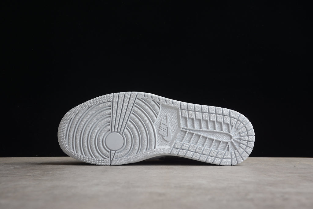 Jordan 1 Low – Beige / Plata / Blanco