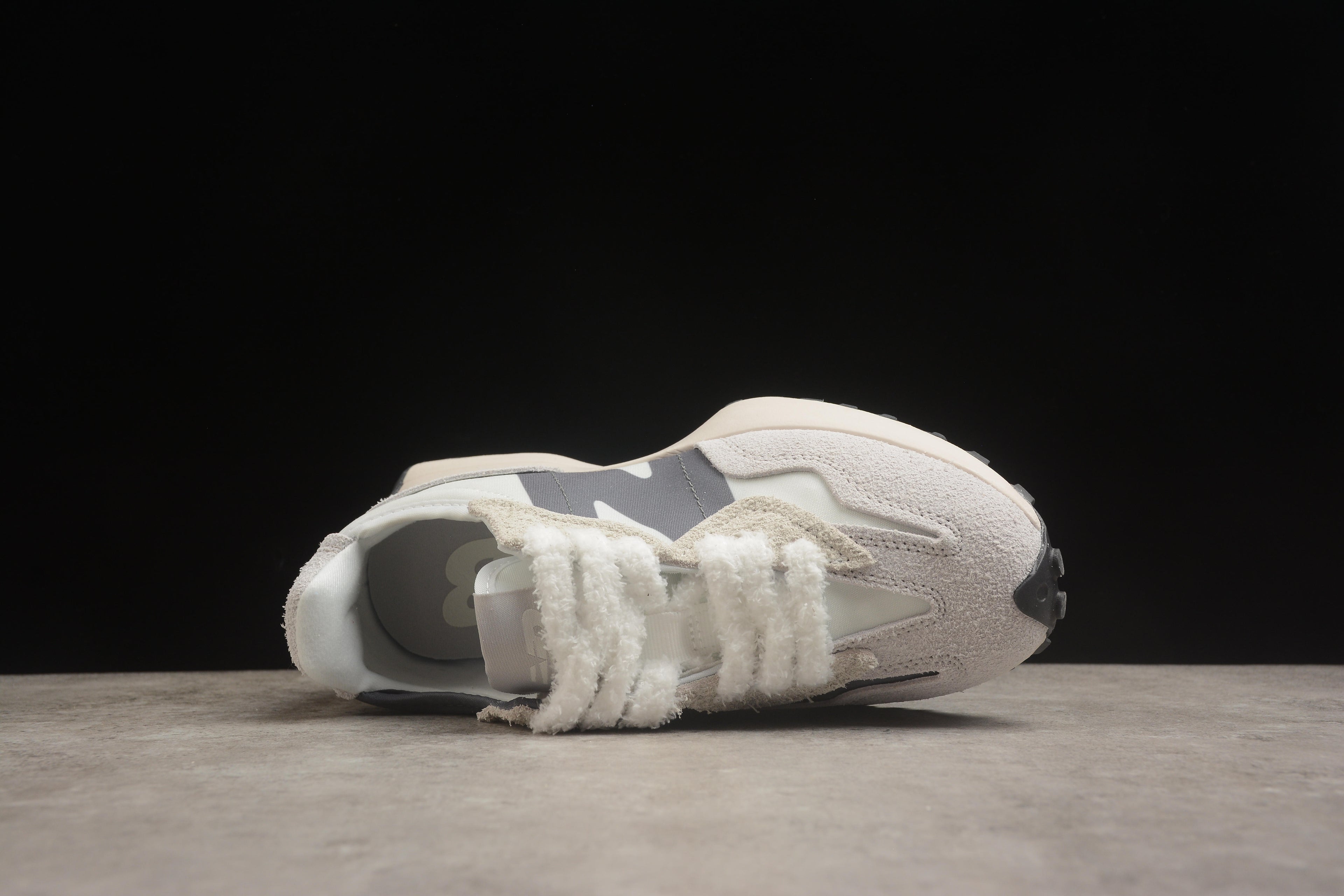 New Balance 327 – Gris / Piel