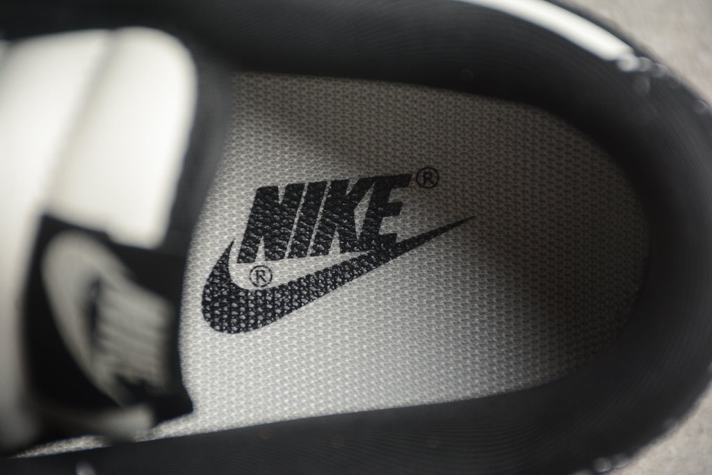 Dunk SB – Negro / Blanco