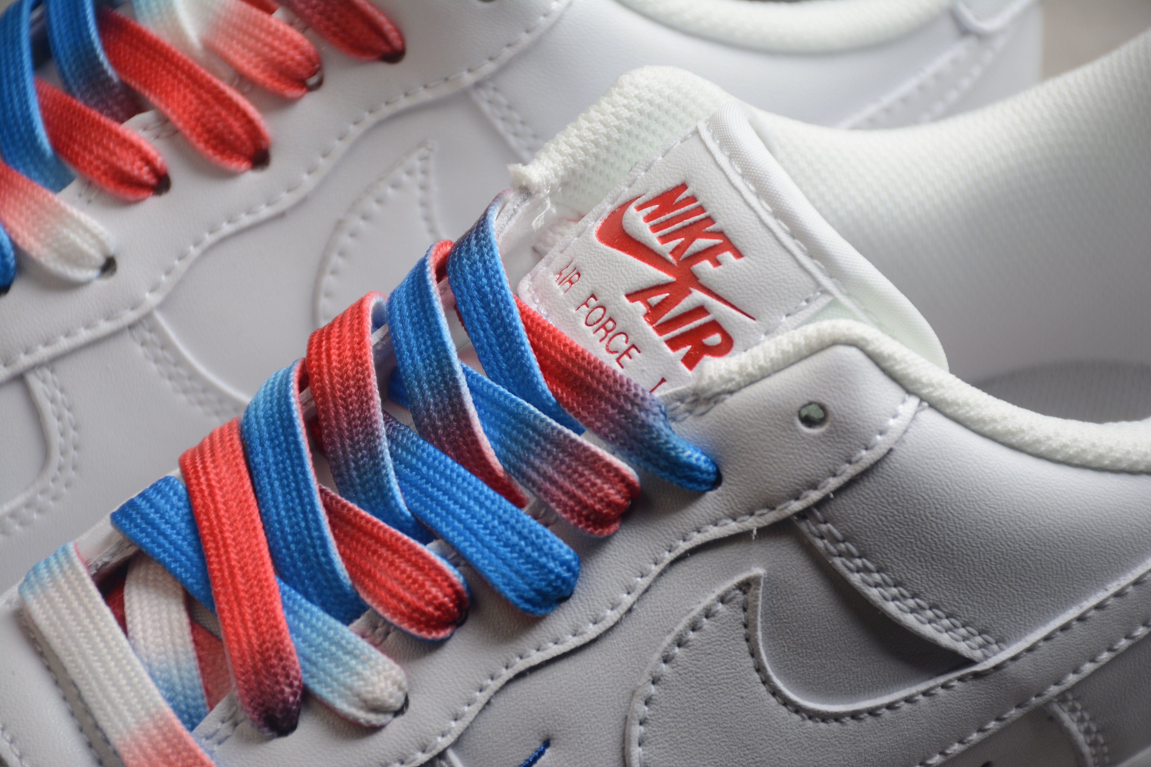 Nike Air Force 1 Low – Blanco / Rojo / Azul