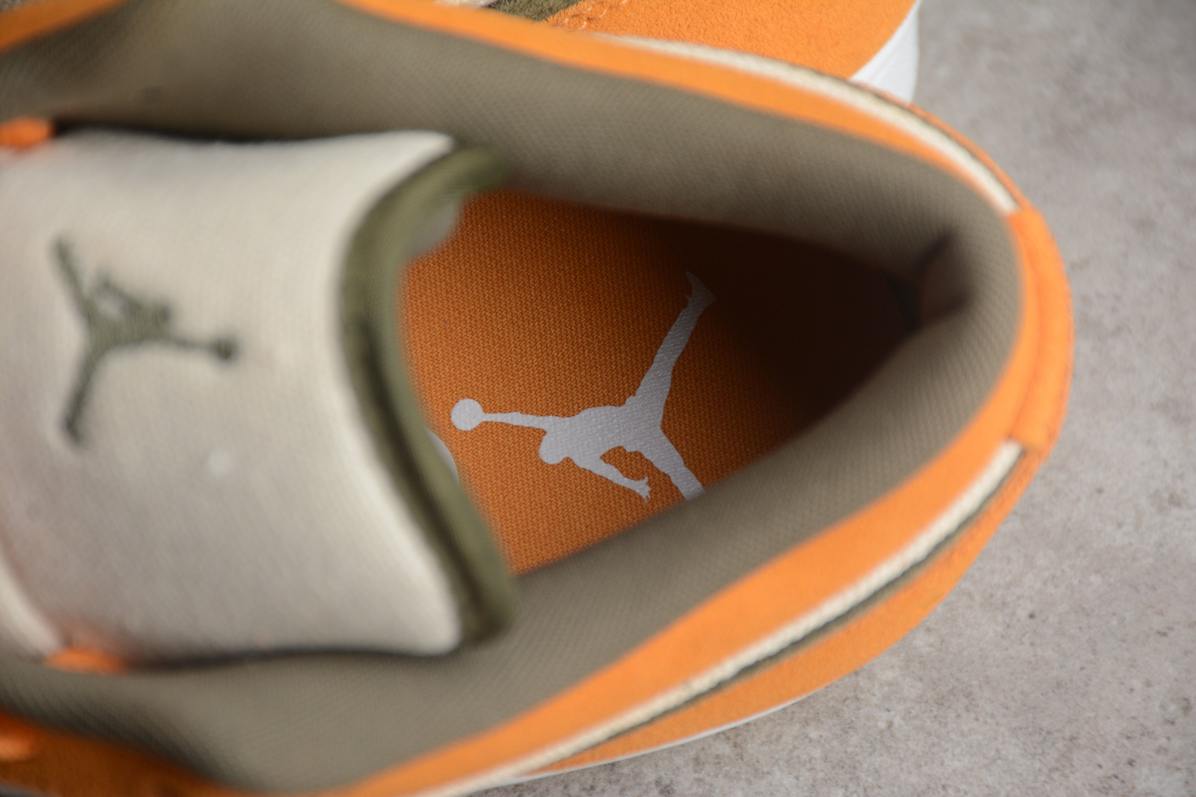 Jordan 1 Low – Amarillo / Beige