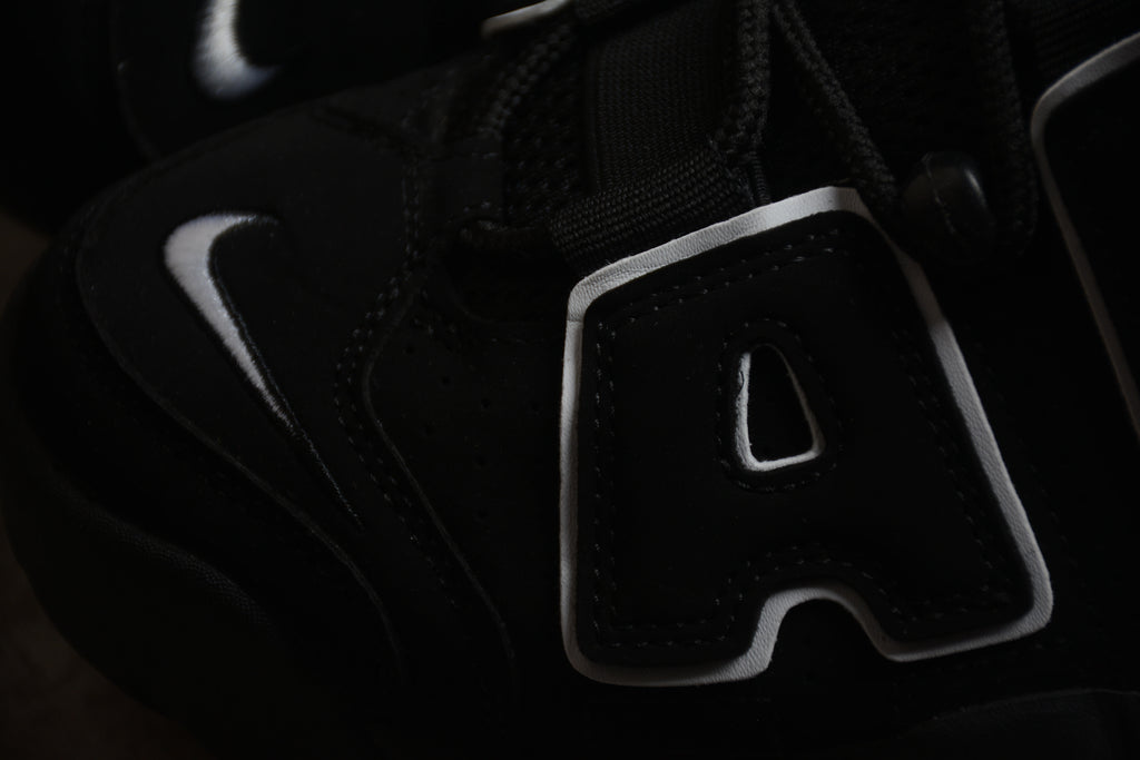 Air More Uptempo – Negro / Blancas