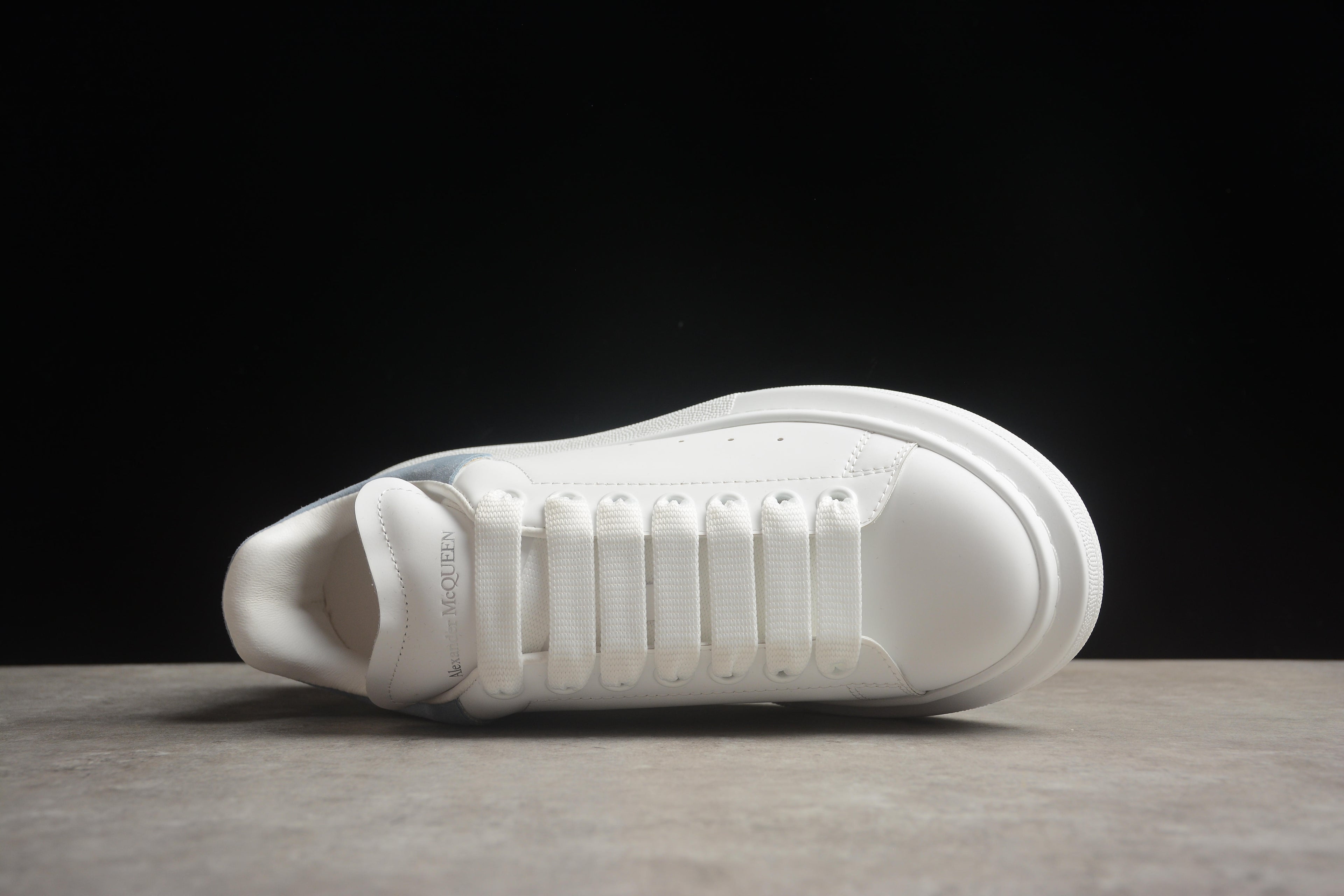 Alexander McQueen – Blanco / Azul Claro