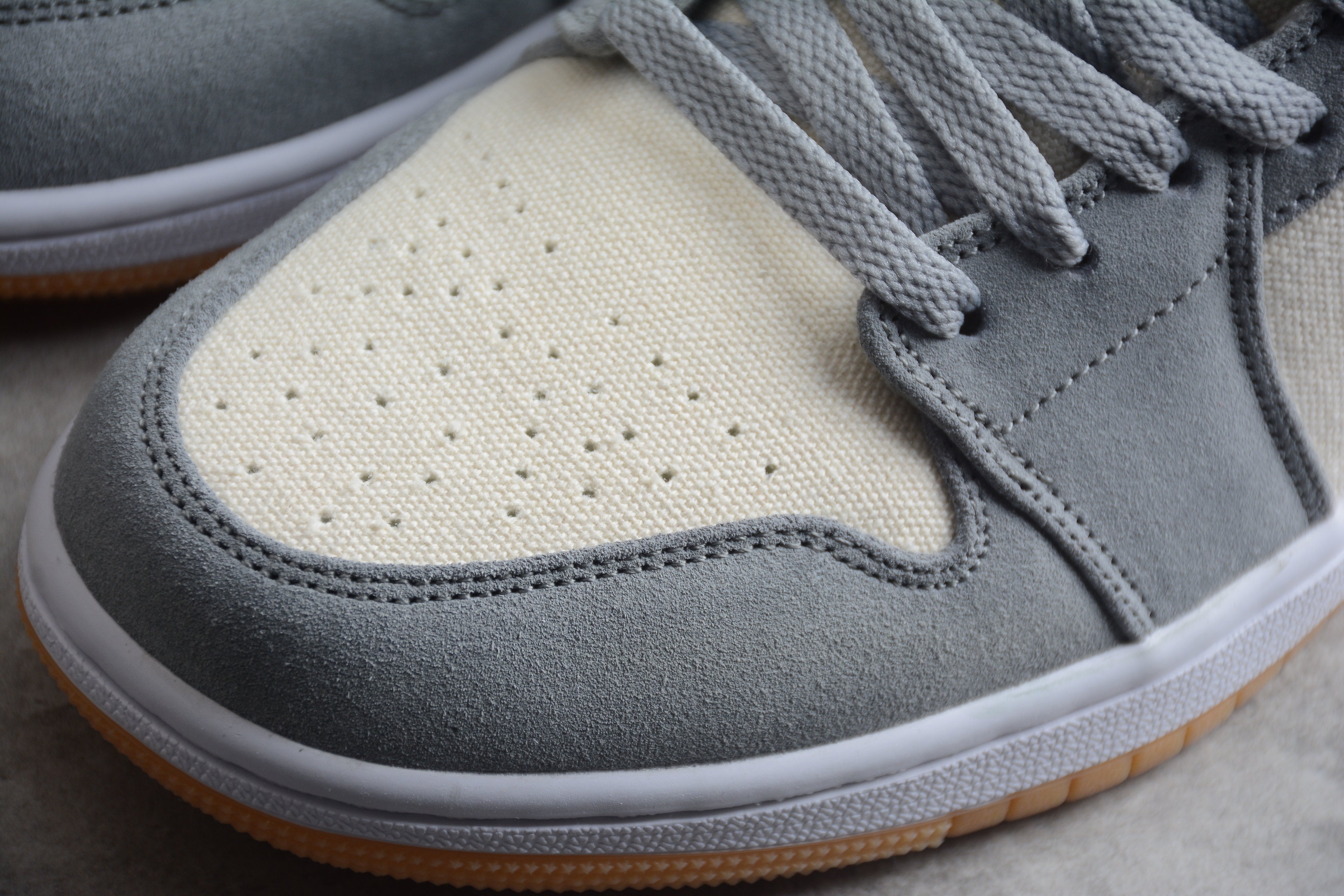 Air Jordan 1 Mid – Gris Claro / Beige