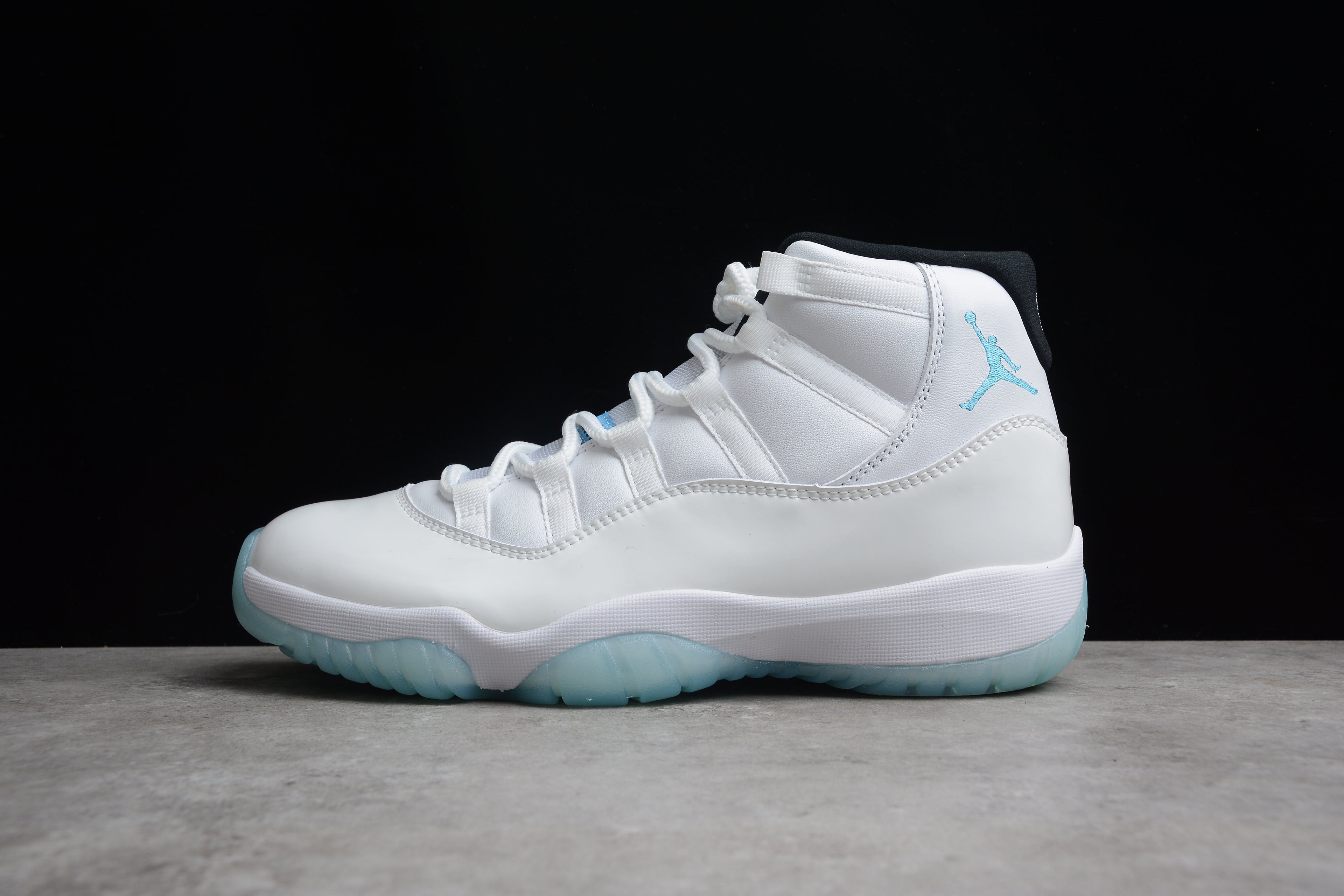 Air Jordan 11 – Blanco / Azul