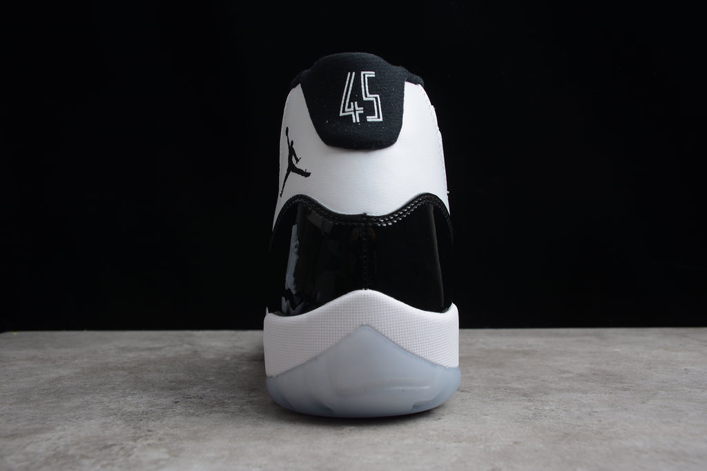 Air Jordan 11 – Blanco / Negro