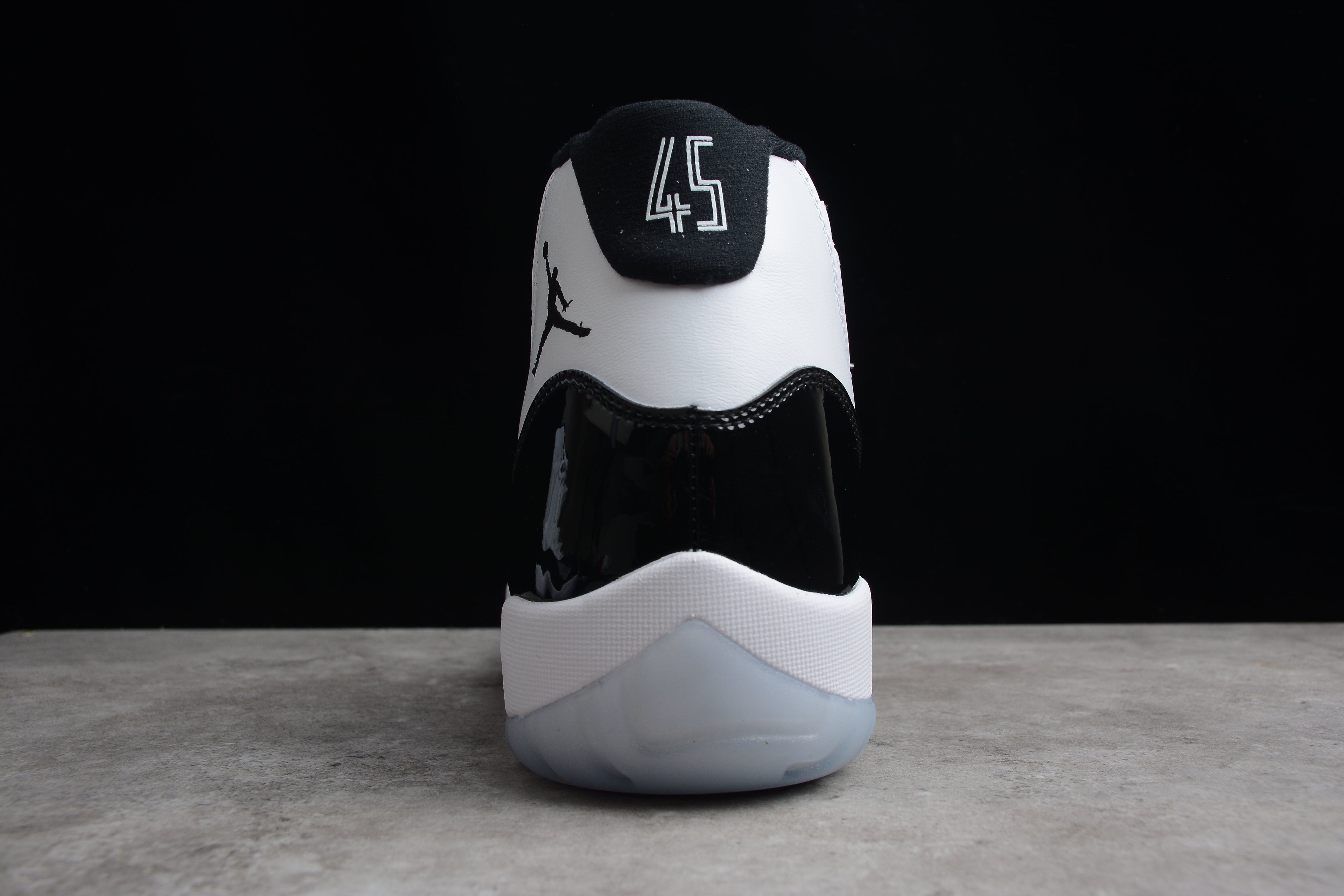 Air Jordan 11 – Blanco / Negro