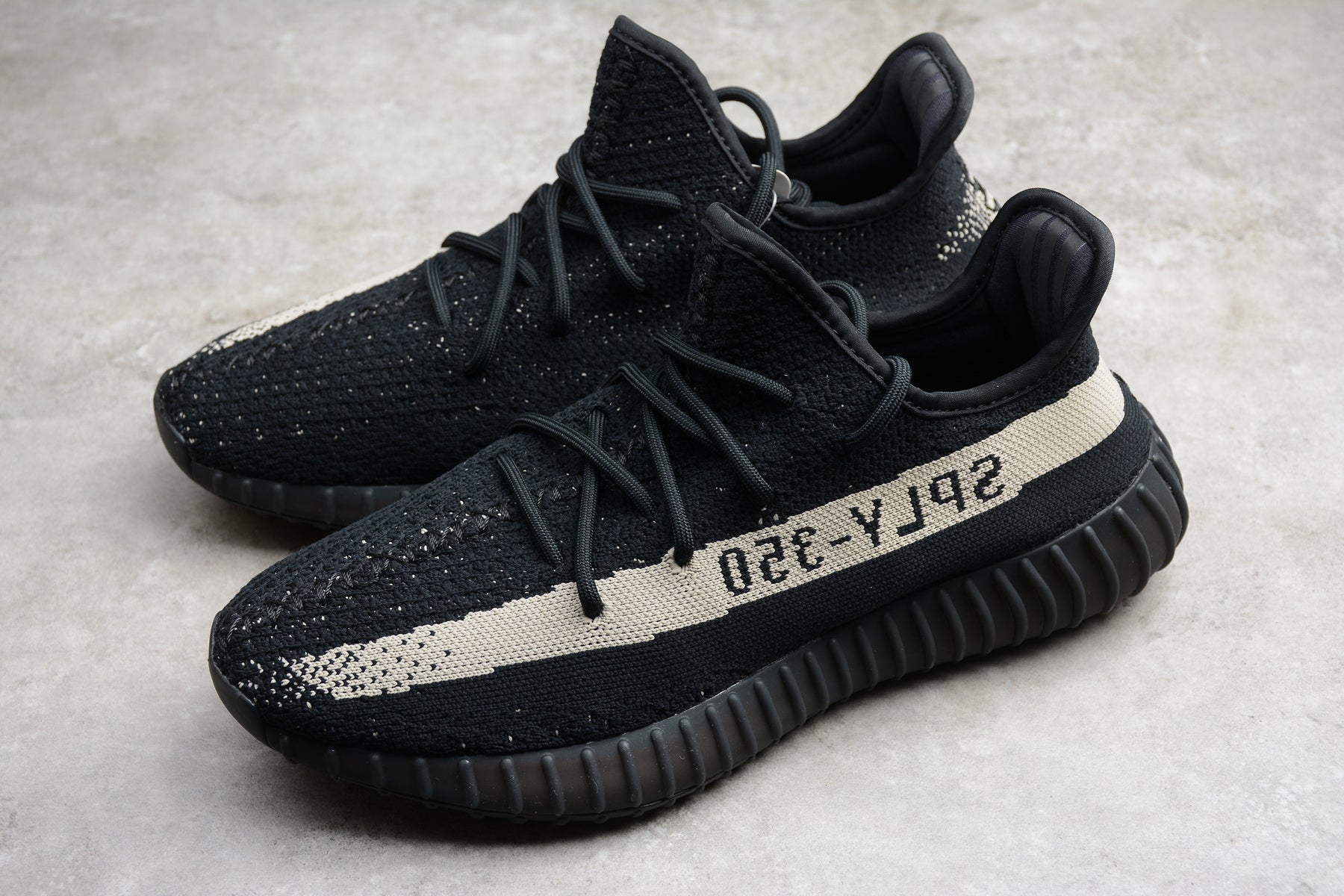 Adidas Yeezy 350 – Negro / Blanco