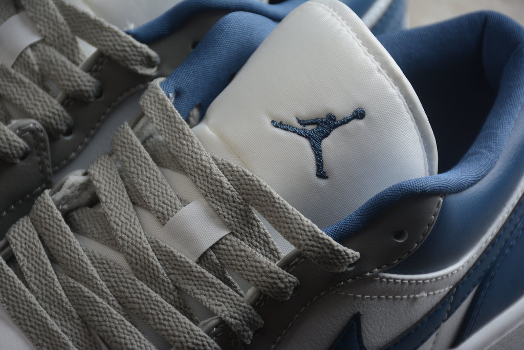 Jordan 1 Low – Gris / Azul / Blanco
