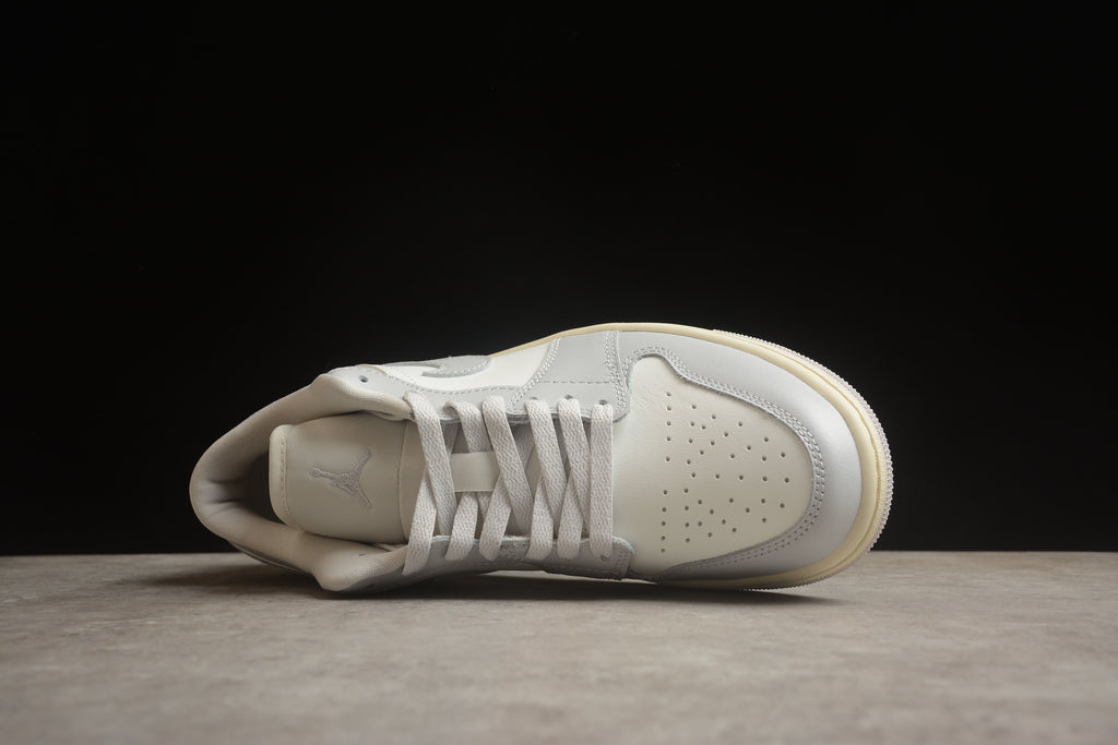 Jordan 1 Low – Beige Claro / Blanco