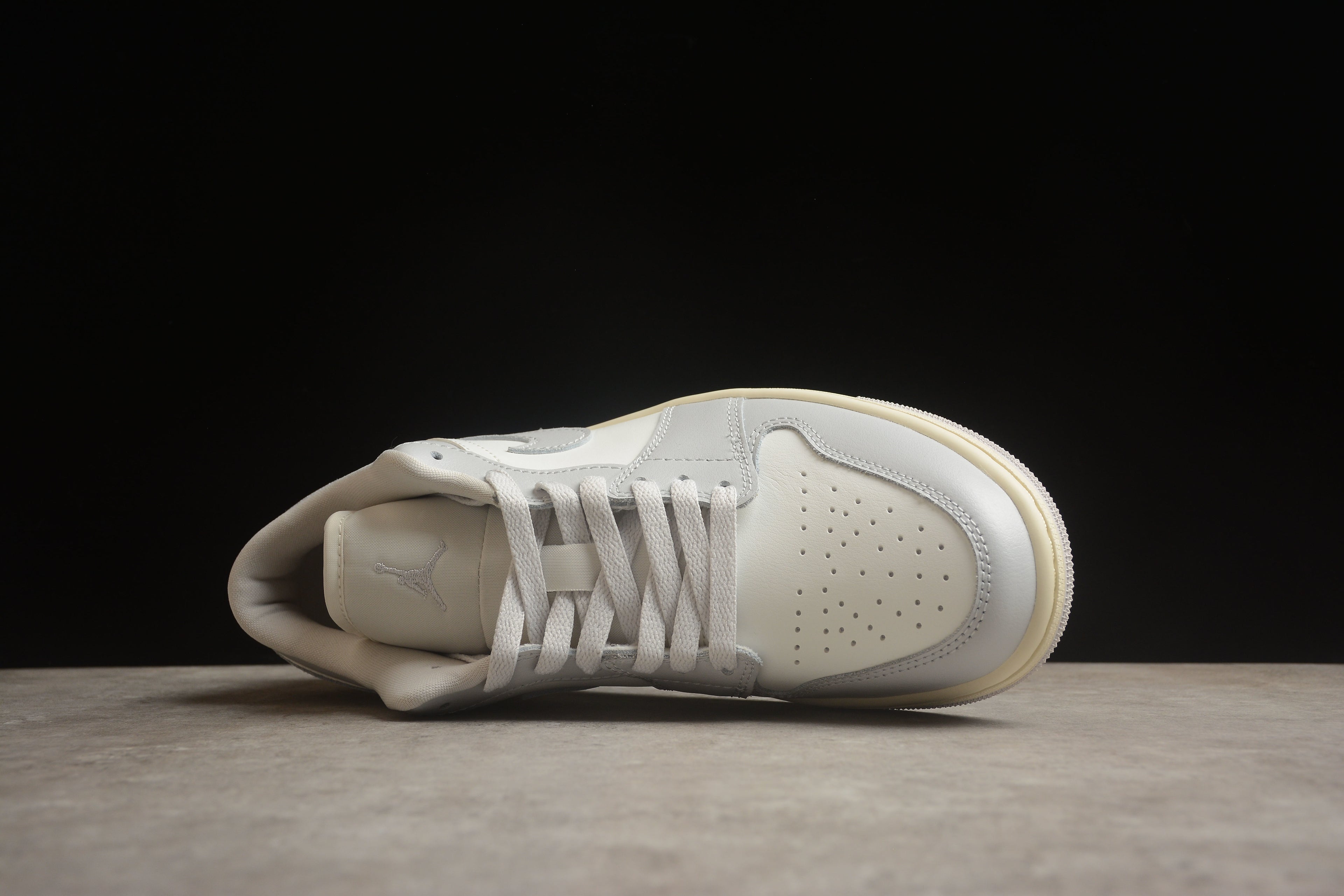 Jordan 1 Low – Beige Claro / Blanco