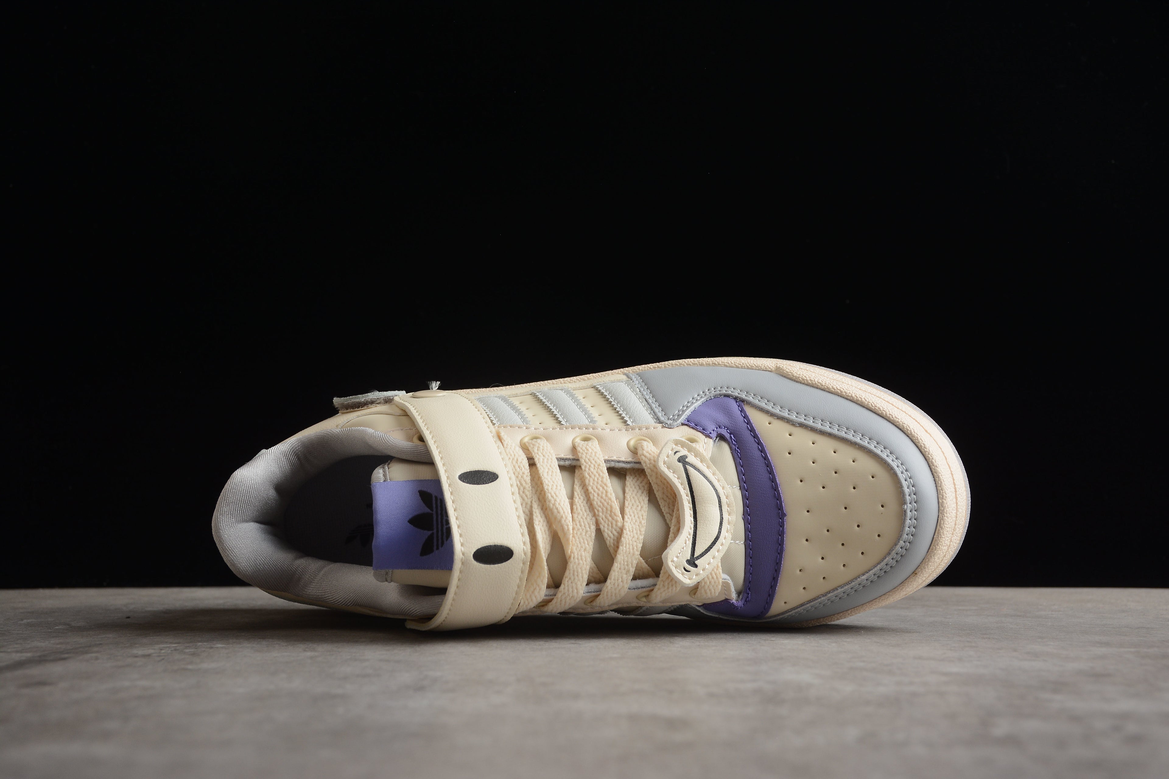 Adidas Forum – Beige con Detalles Azules