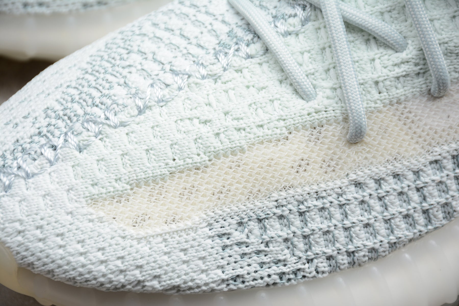 Adidas Yeezy 350 – Azul Claro / Blanco