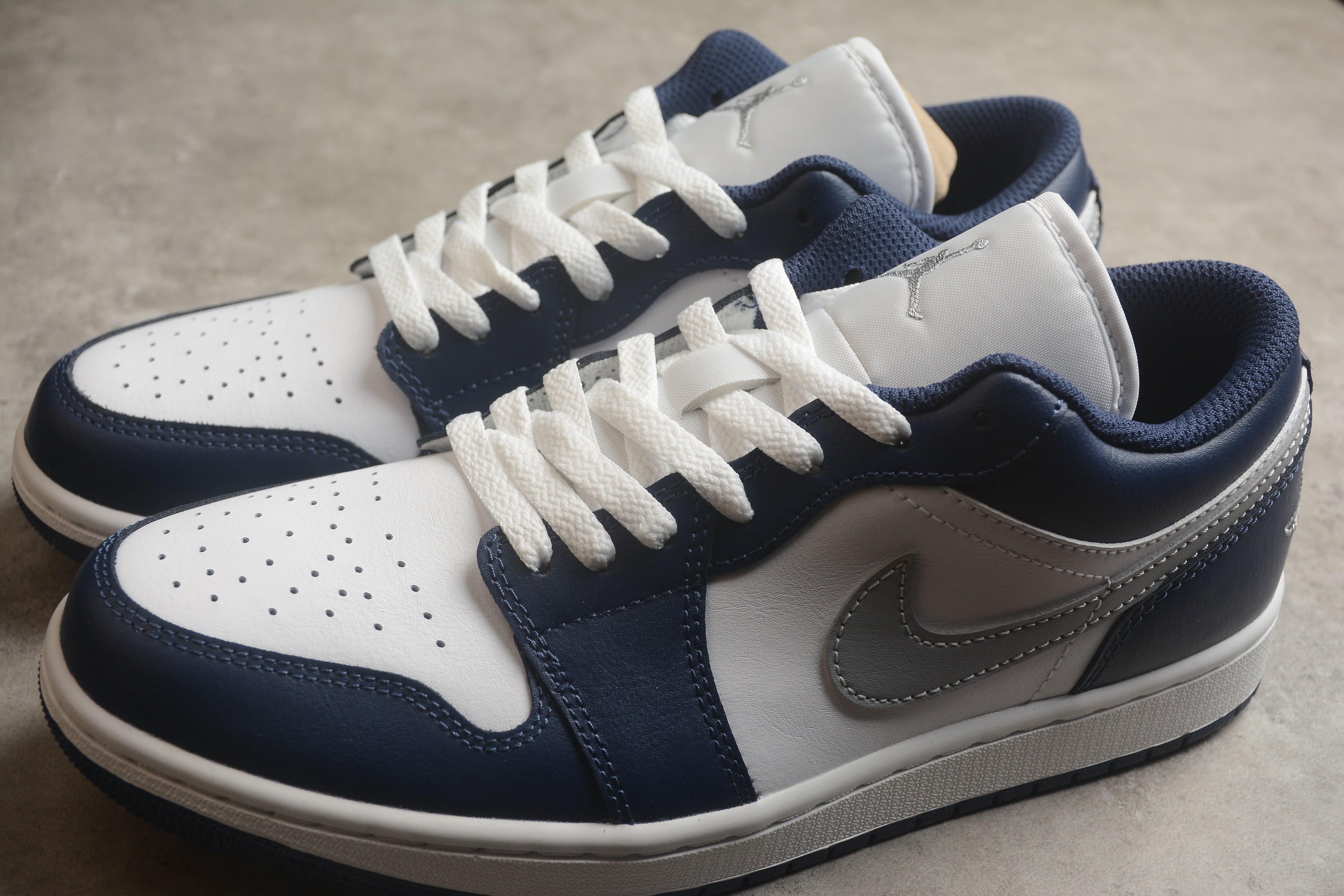 Jordan 1 Low – Azul / Blanco / Gris