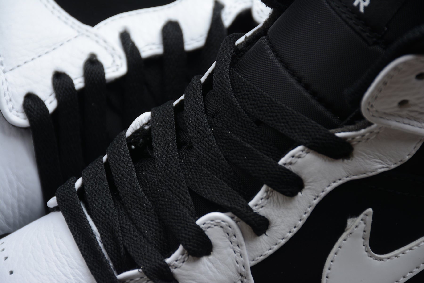Air Jordan 1 Mid – Blanco / Negro