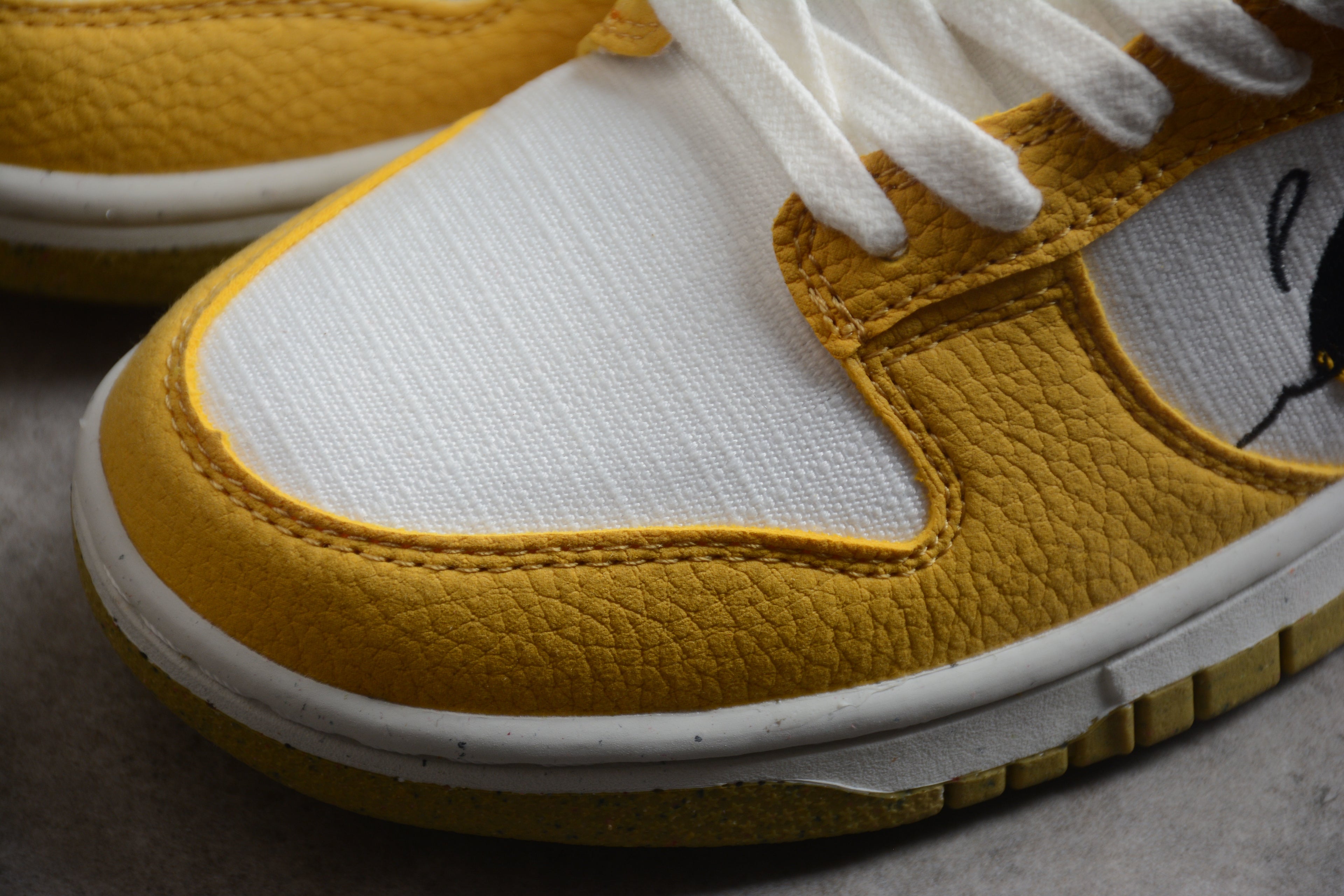 Dunk SB – Amarillo / Blanco / Negro