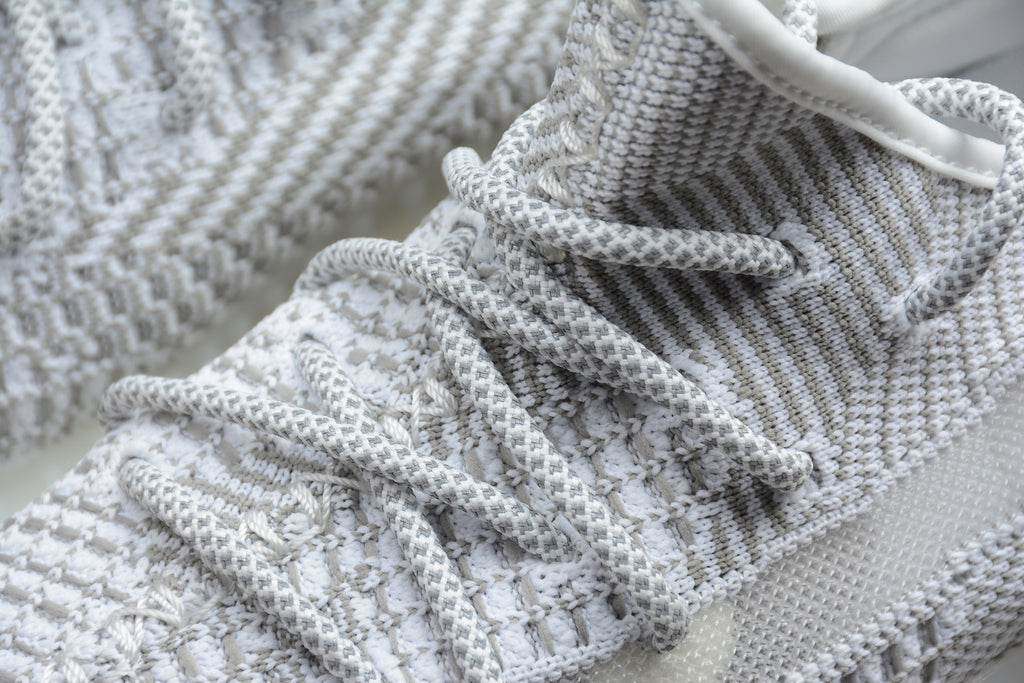Adidas Yeezy 350 – Blanco / Gris