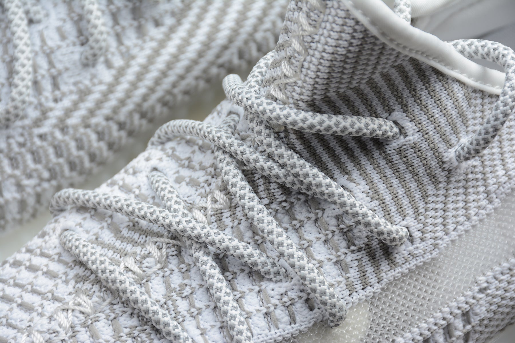 Adidas Yeezy 350 – Blanco / Gris