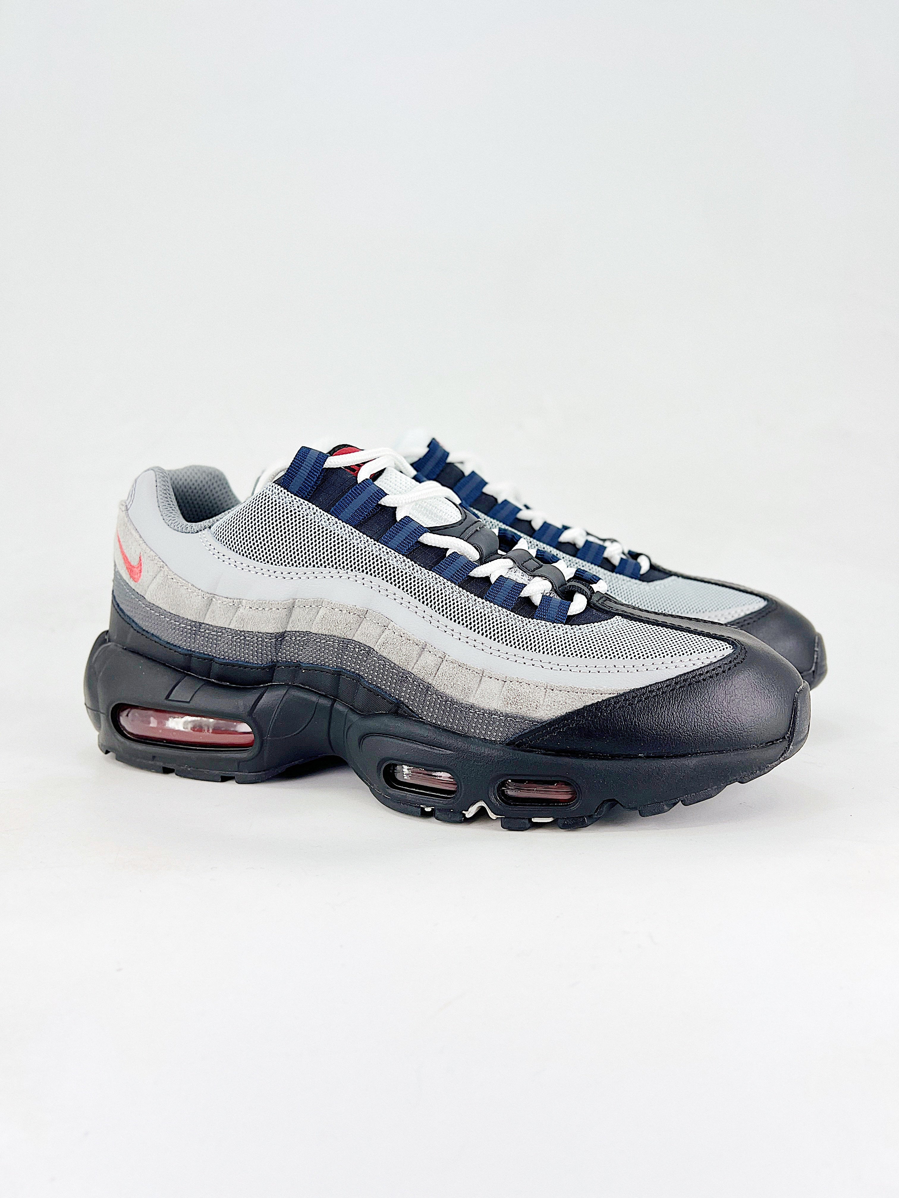 Air Max 95 – Negro / Gris / Rojo