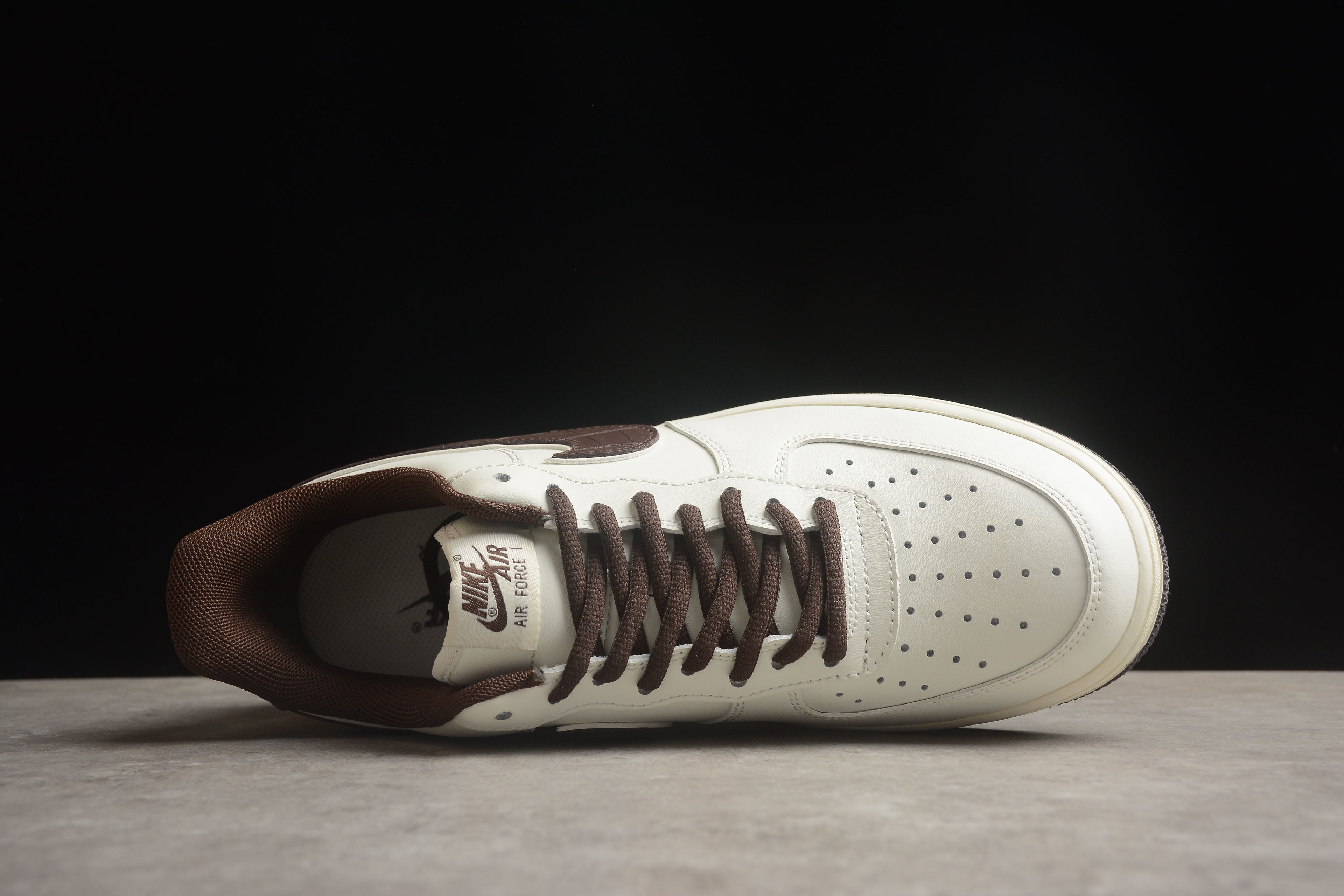 Nike Air Force 1 Low – Blanco / Marrón
