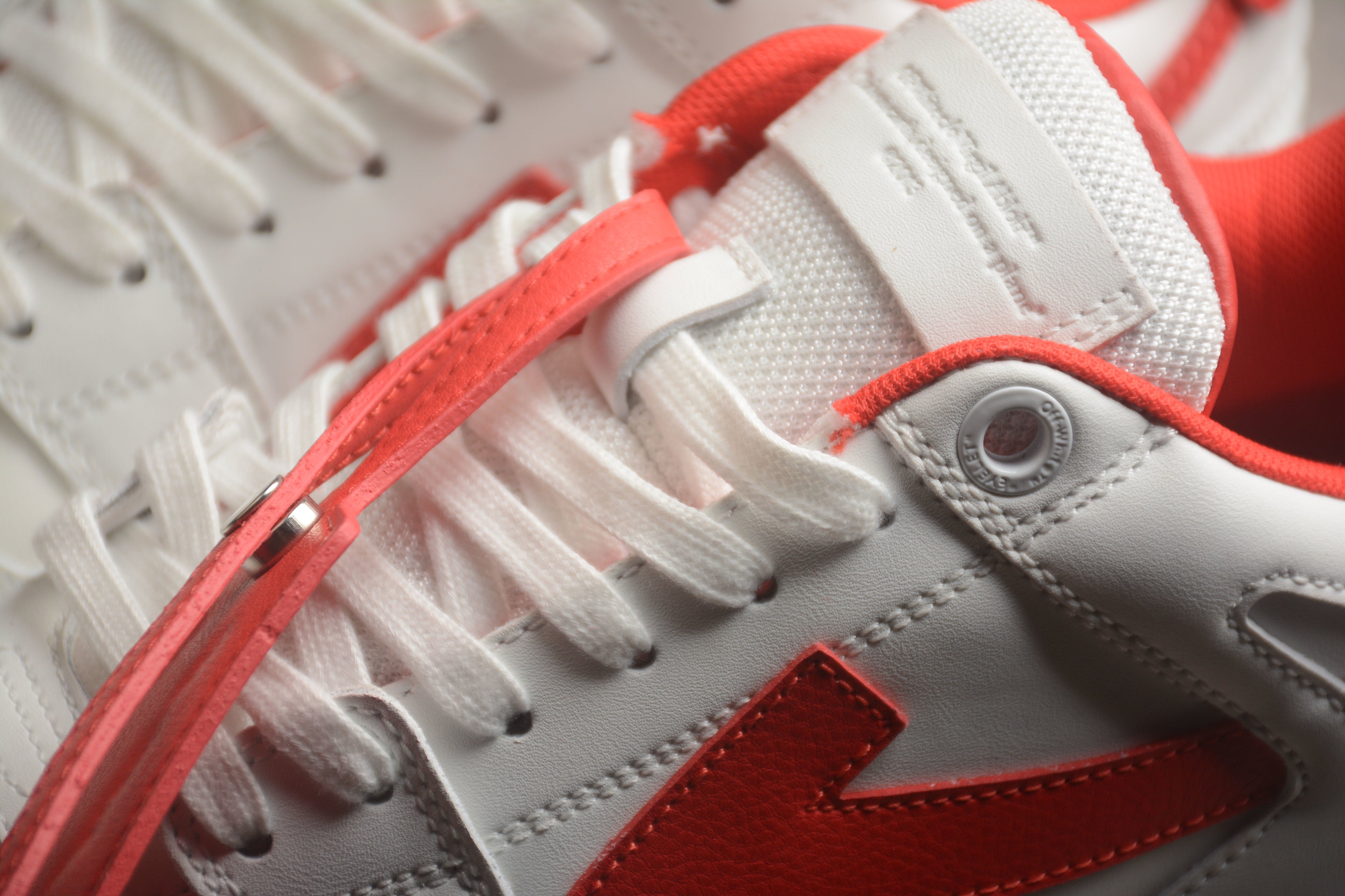Off-White – Blanco / Rojo