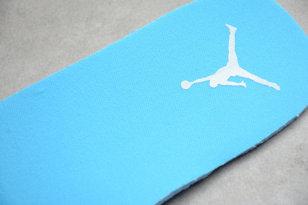Air Jordan 1 Mid – Blanco / Azul Claro