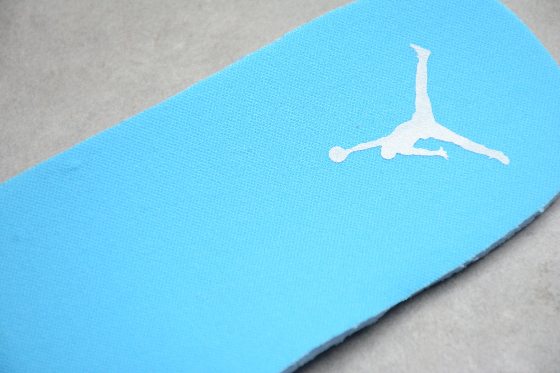 Air Jordan 1 Mid – Blanco / Azul Claro