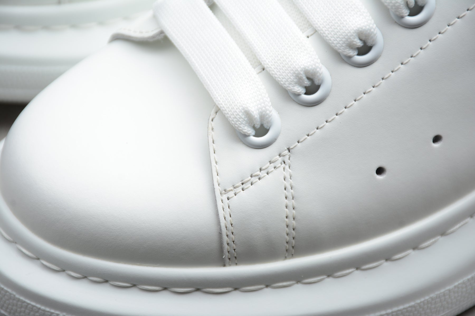 Alexander McQueen – Blanco / Rosa