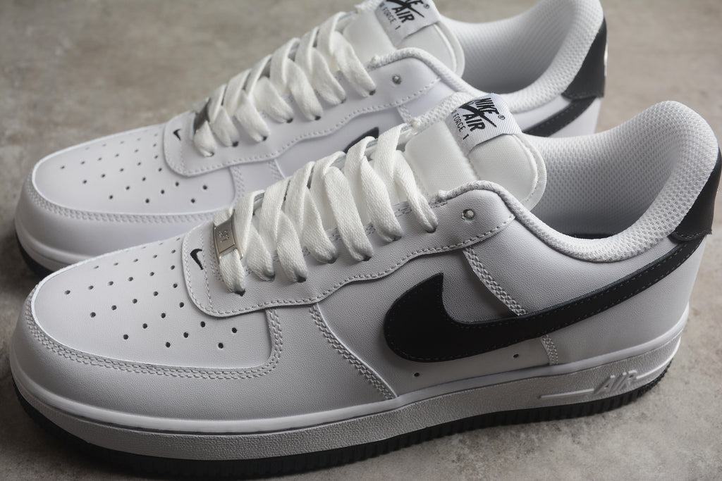 Nike Air Force 1 Low – Blanco / Negro