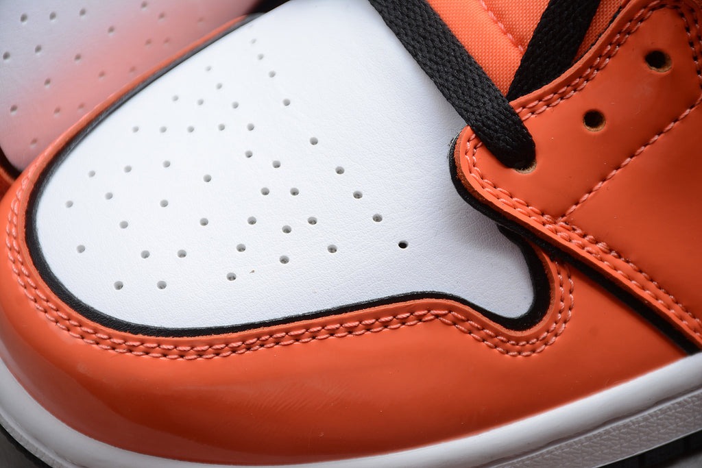 Air Jordan 1 Mid – Naranja / Negro
