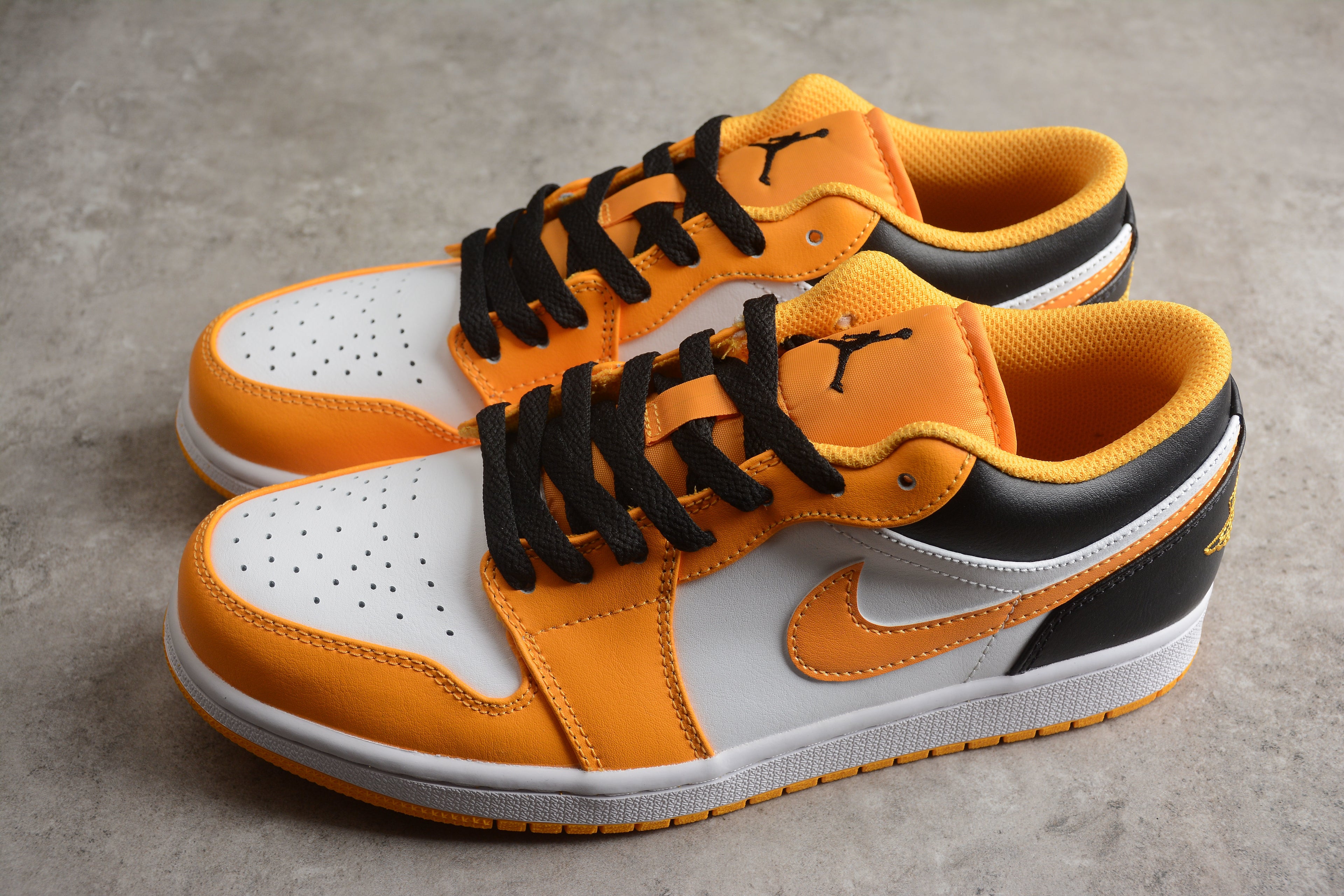 Jordan 1 Low – Amarillo / Blanco / Negro
