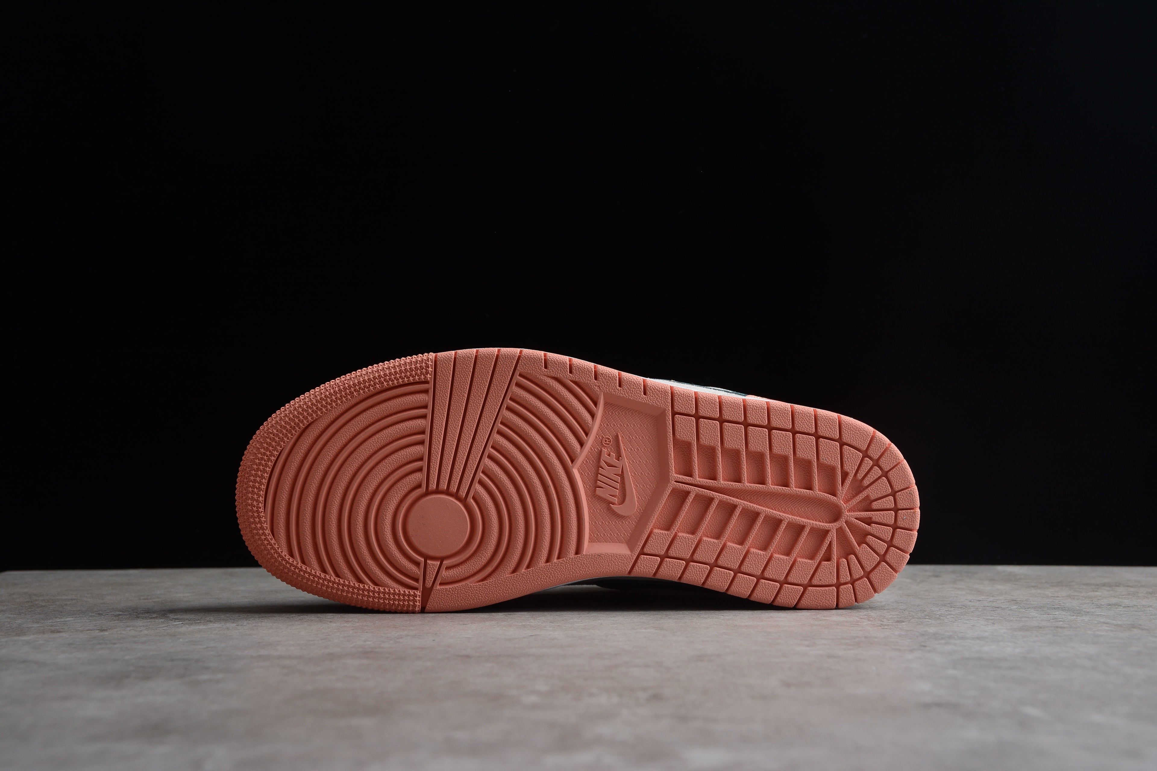 Jordan 1 Low – Rosa Claro