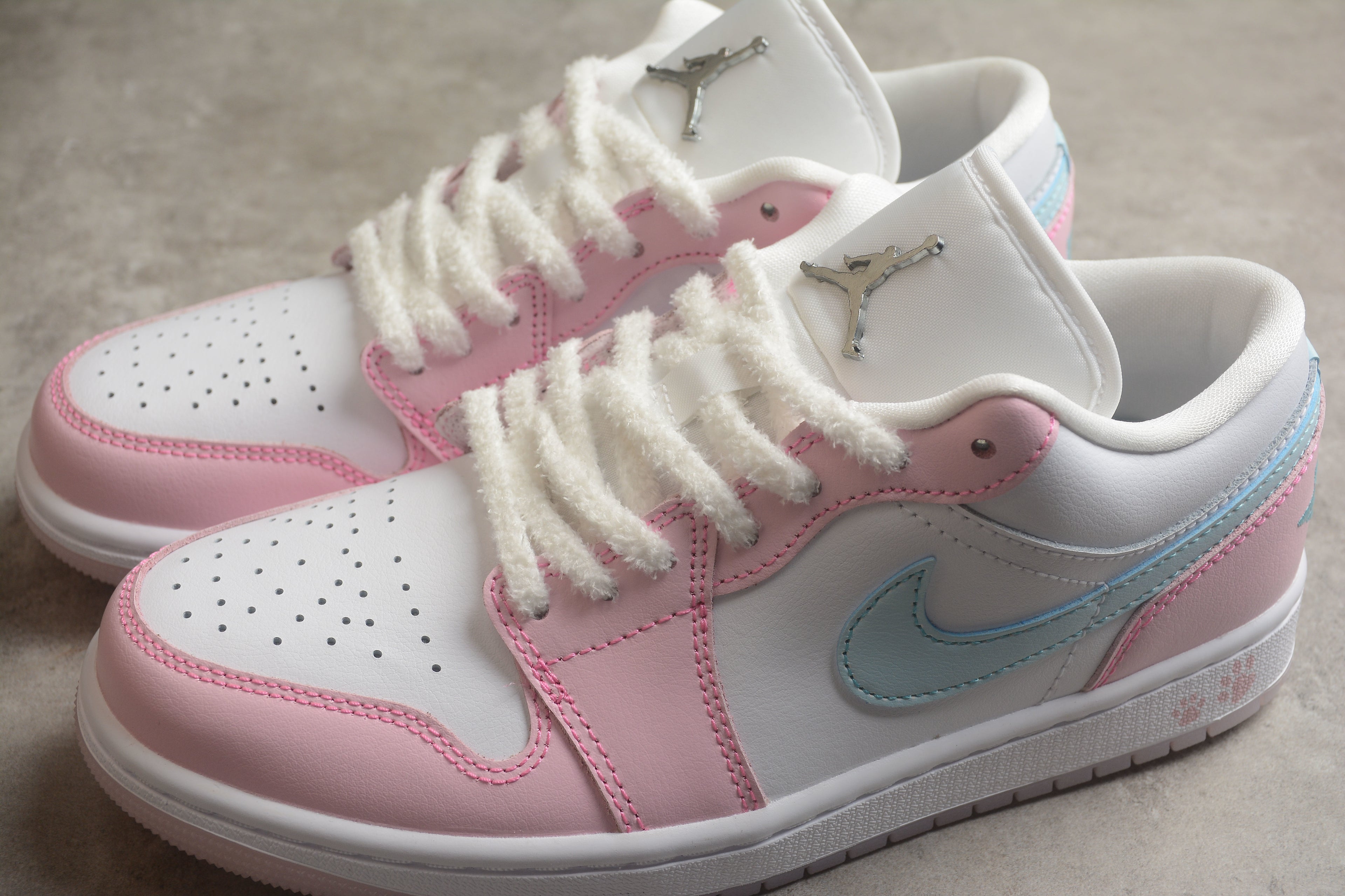 Jordan 1 Low – Rosa / Blanco / Azul