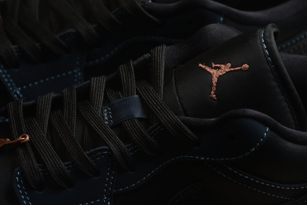 Jordan 1 Low – Negro / Azul Oscuro
